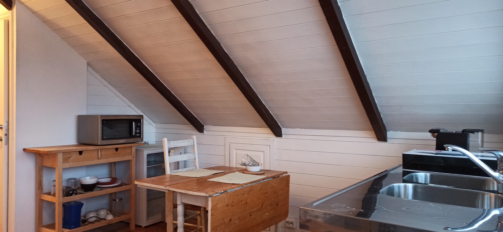 enkelt hybelkjøkken med liten fryser, liten kjøleskap, 2 stekeplater, miniovn, Galleribilde