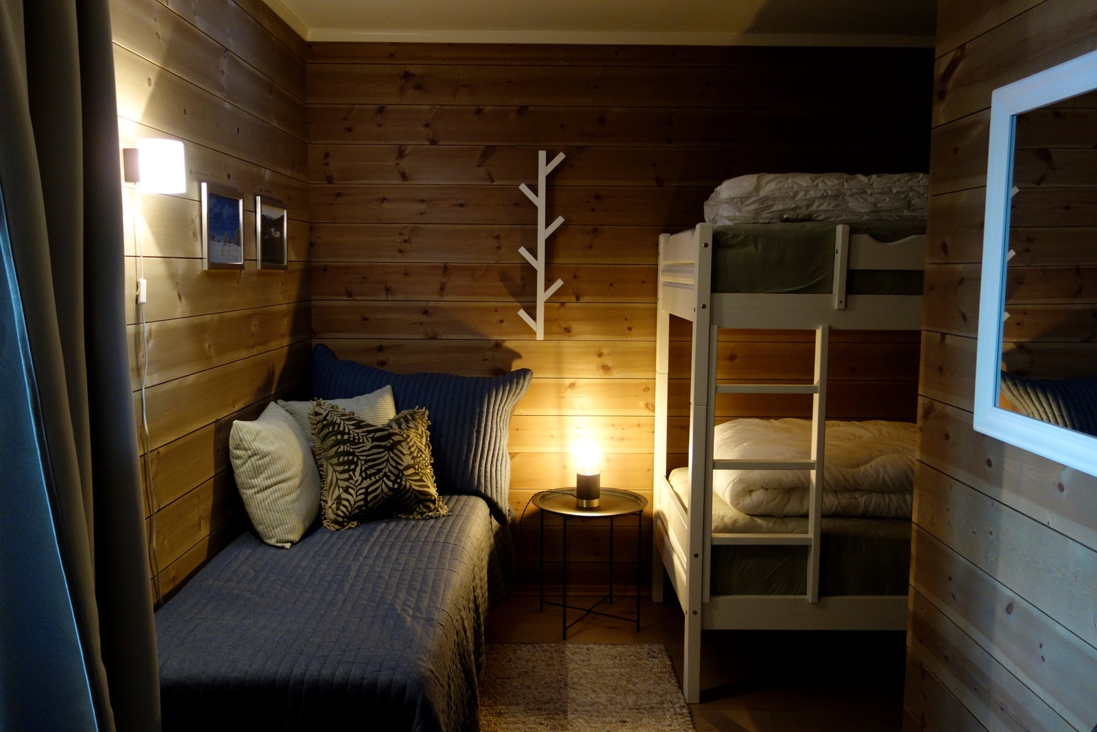 Soverom 3. Seng/sofa (75 cm), skrivebord og hvilestol Galleribilde