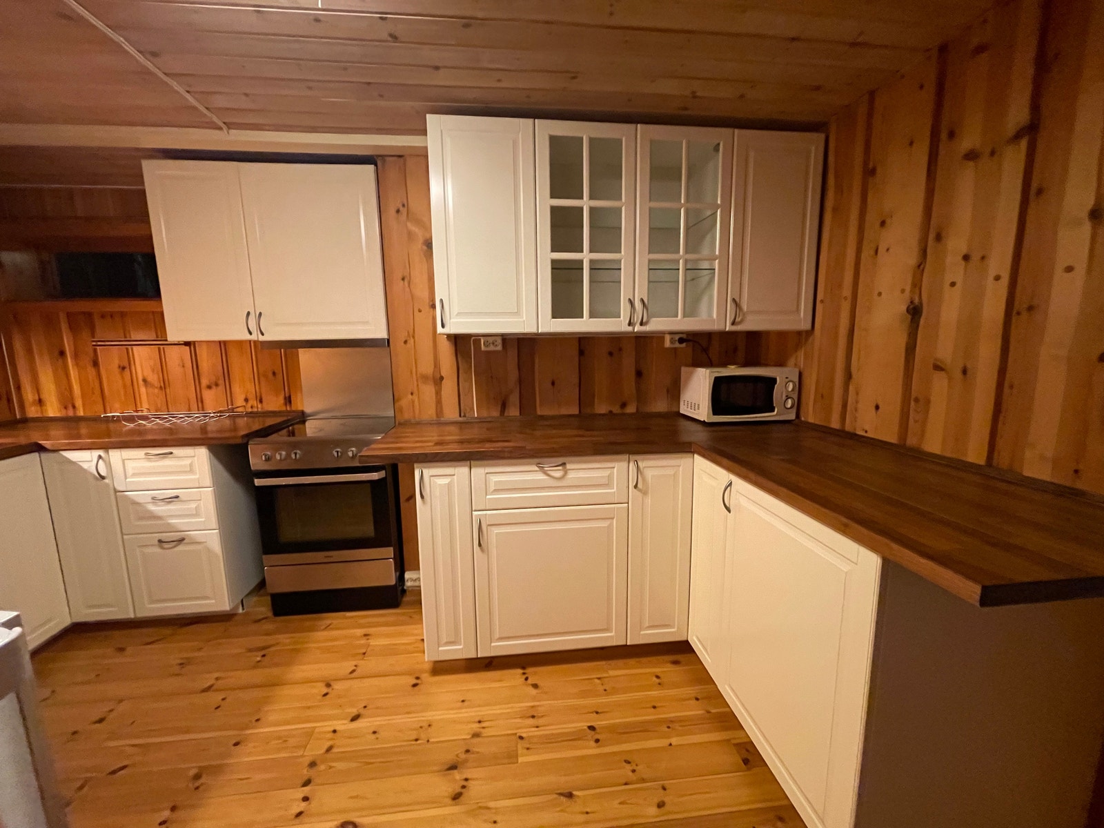 fint og nytt kjøkken med hvitevarer Galleribilde