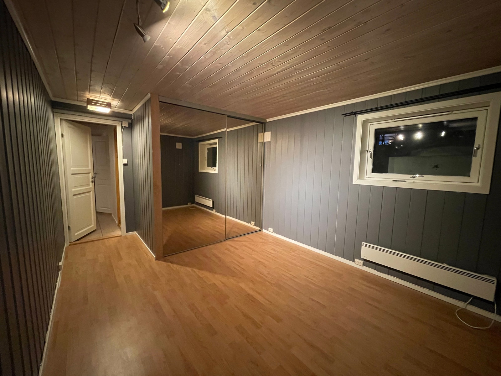 Hovedsoverom og med stort garderobeskap Galleribilde