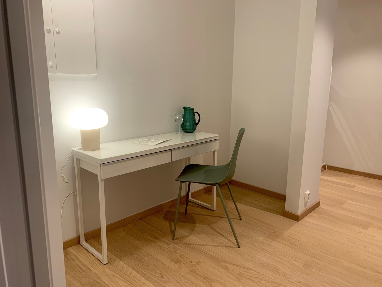 Kontorplass i gangen. Kan erstattes med en ekstraseng til femtemann. Galleribilde