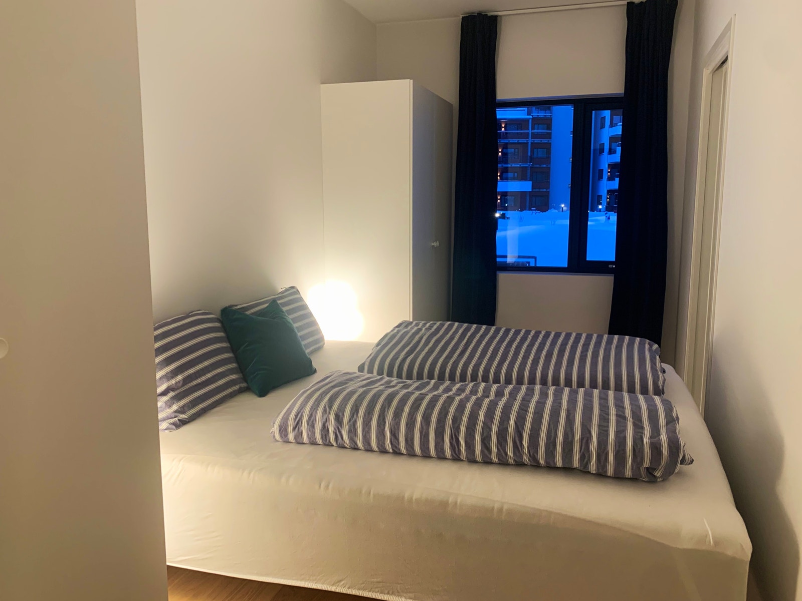 Hovedsoverom med 180cm dobbeltseng. Sengen kan splittes i to enkle. Galleribilde