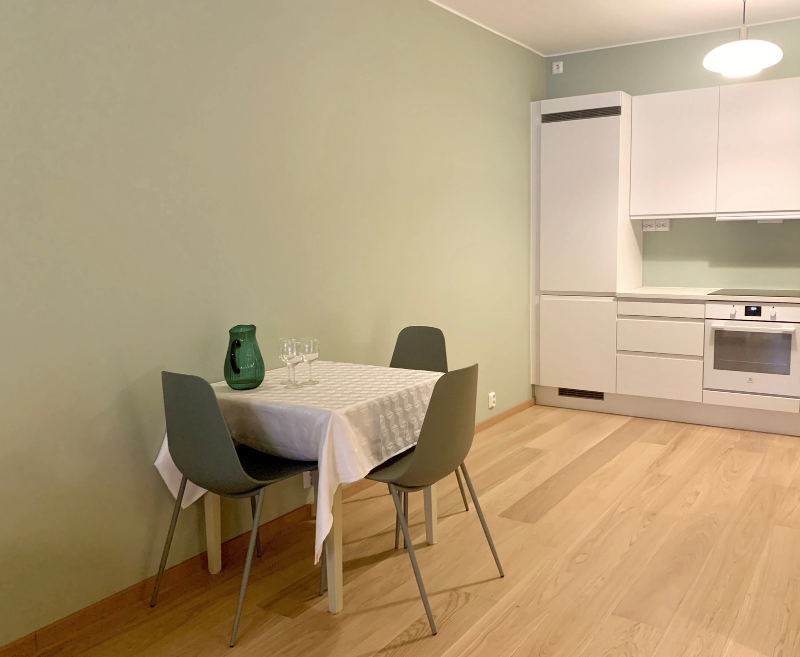 Spiseplassen på kjøkkenet. Større bord ved behov. Galleribilde