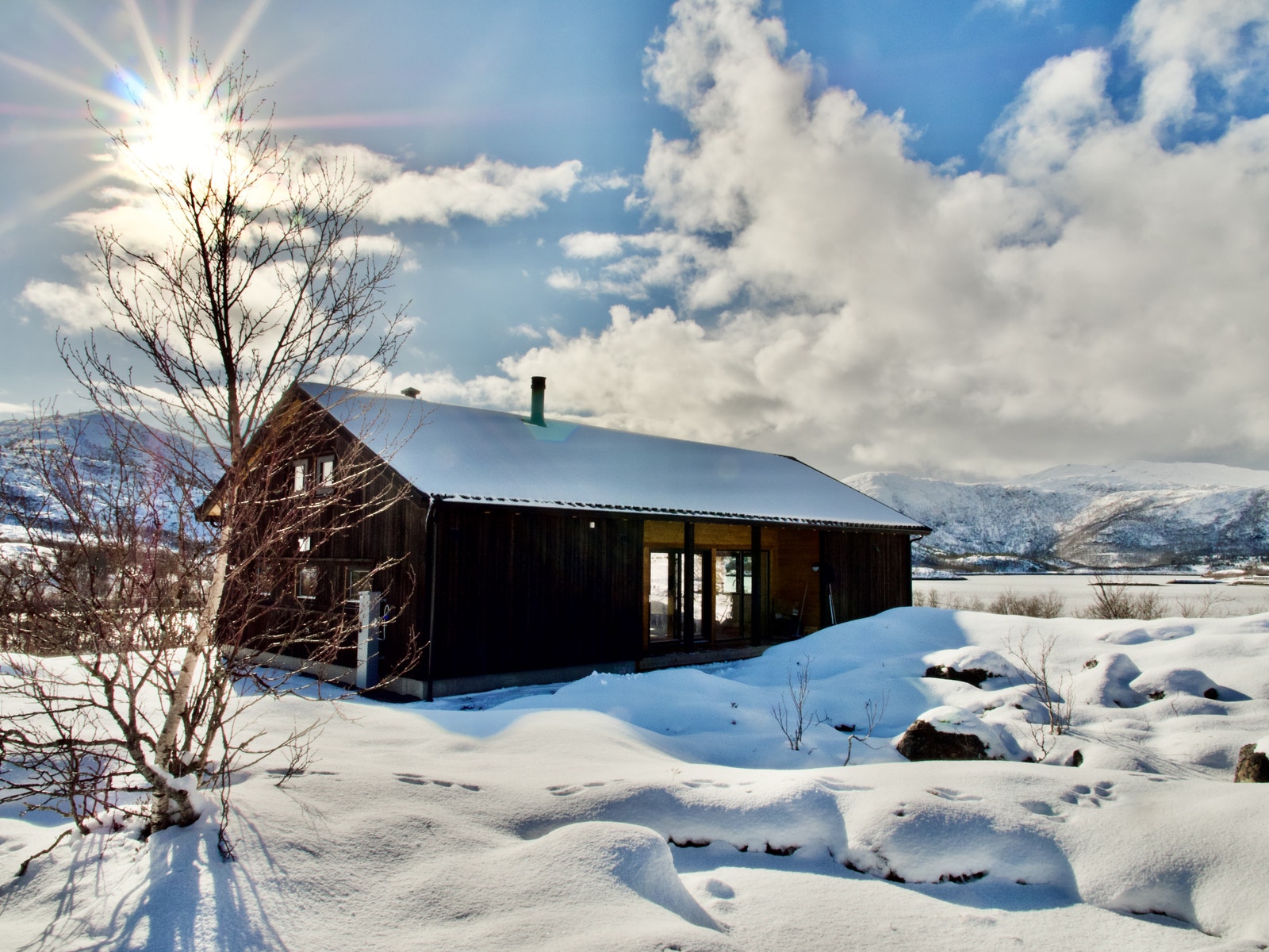 Hytta i påskesol Galleribilde