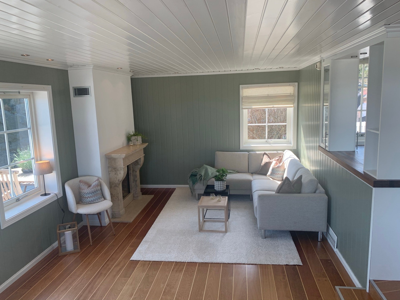 Stue med gasspeis ved kjøkken Galleribilde