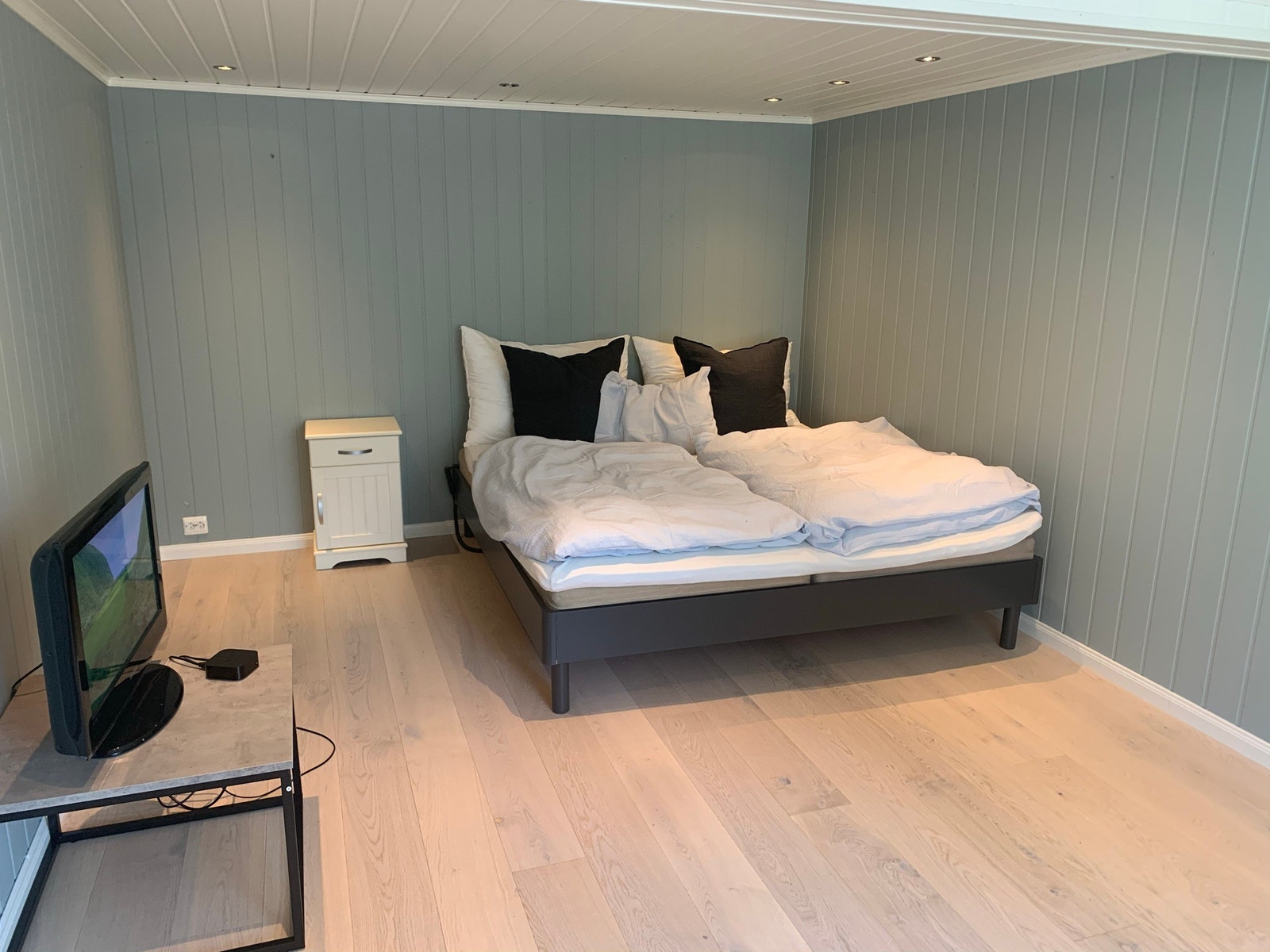 Soverom 1 etg med 180 cm seng Galleribilde