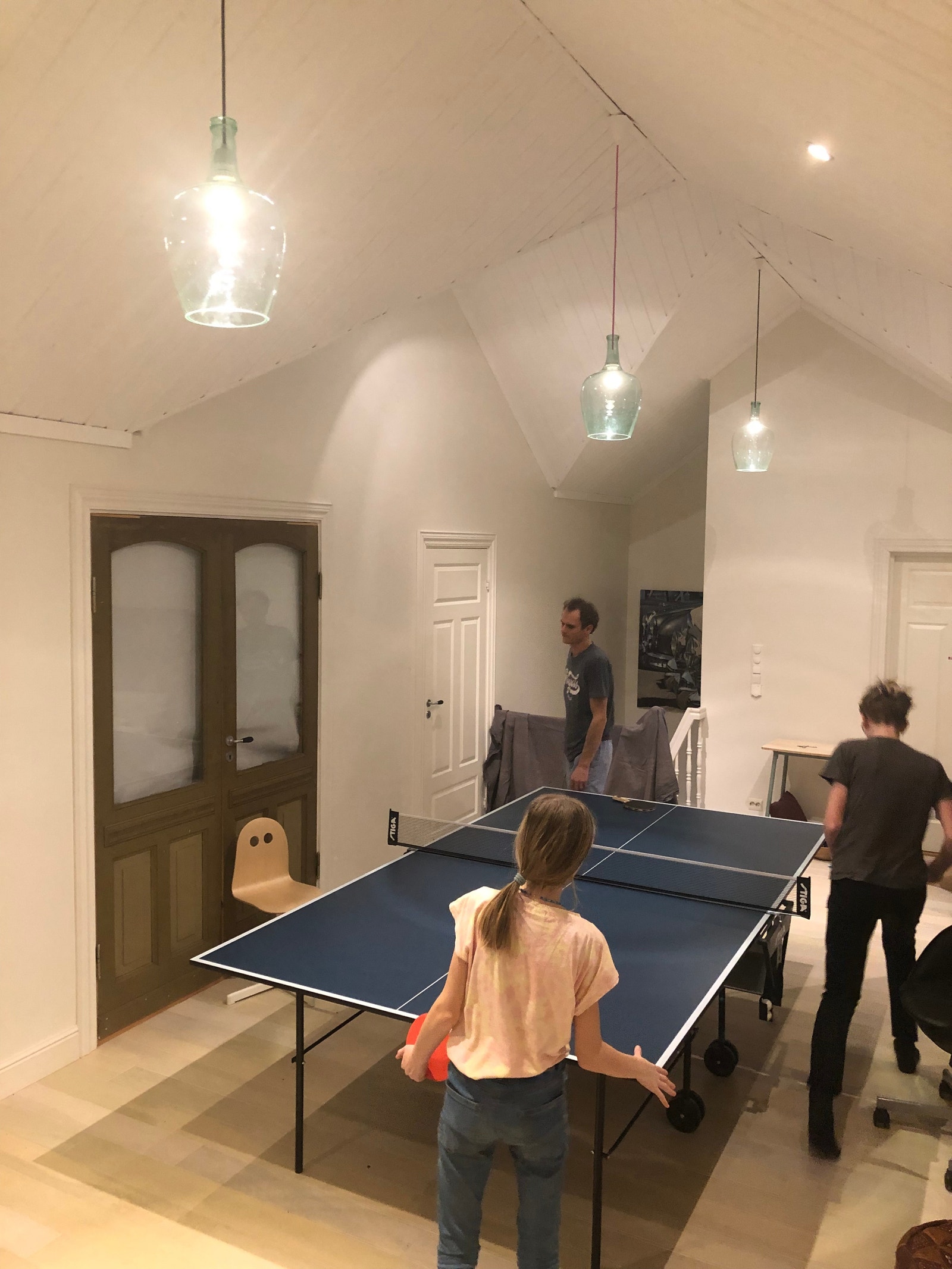 Loftstue. Bordtennis bord kan foldes opp,og settes inn til veggen. Slik at man kan bruke rommet på andre måter. Galleribilde