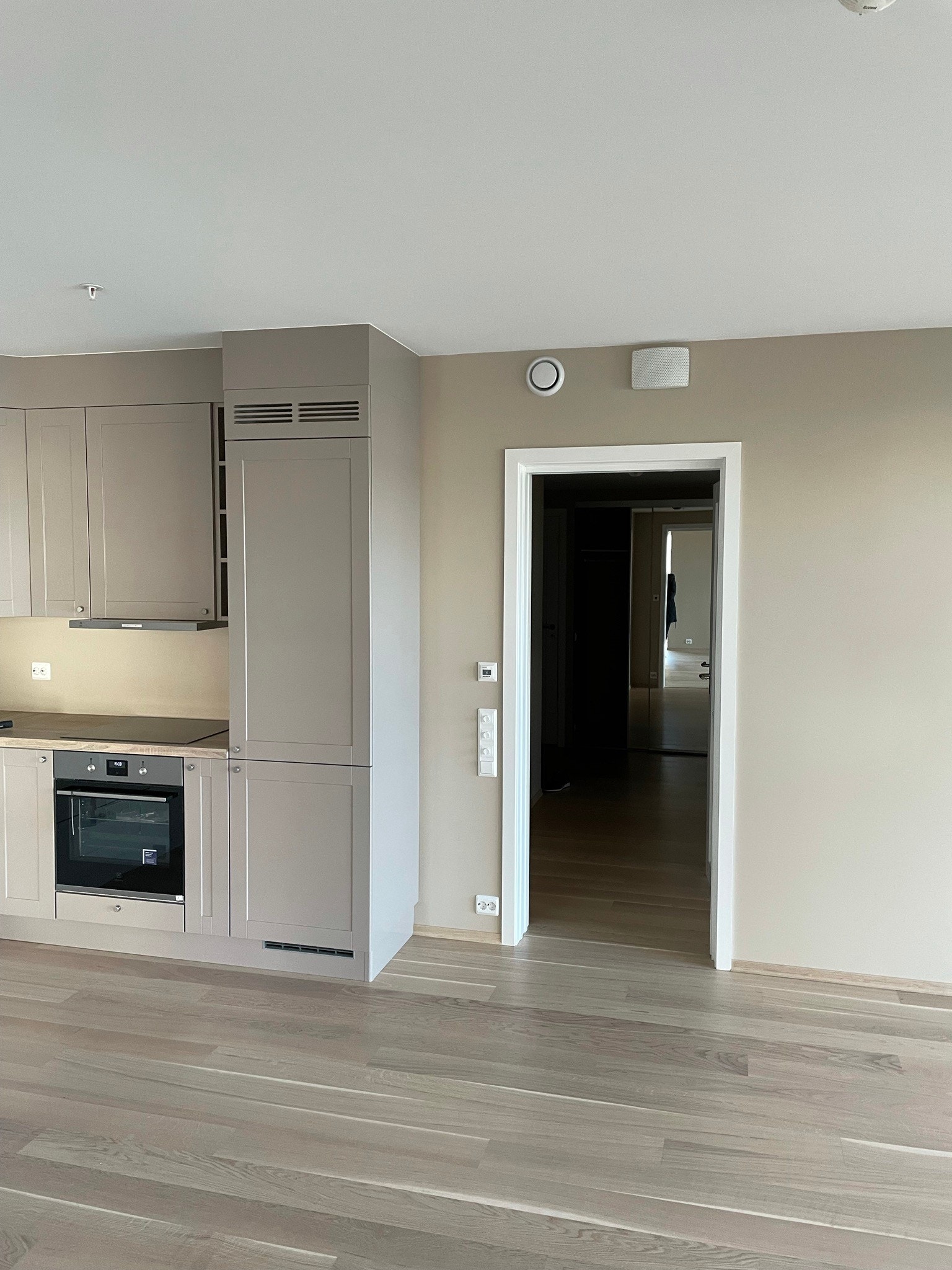 Stue ut mot gang Galleribilde