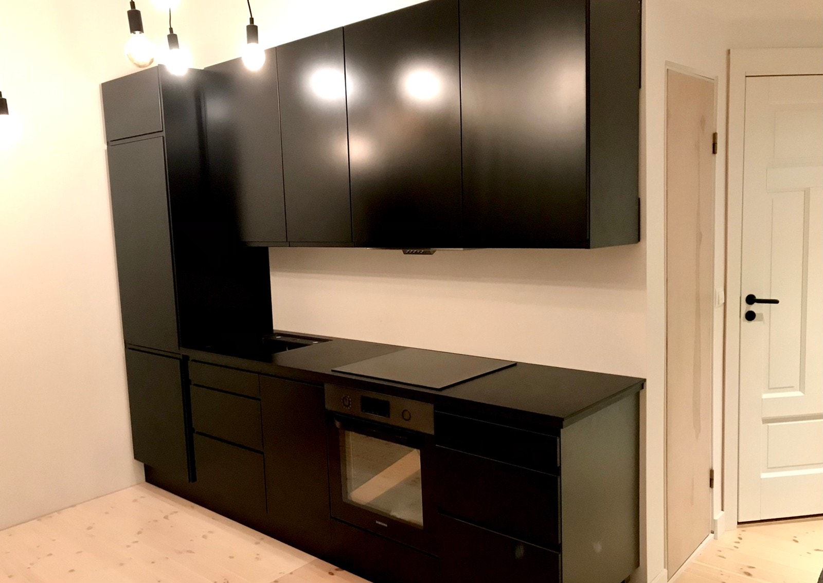 Kjøkken med plass til spisebord og kjøkkenøy Galleribilde