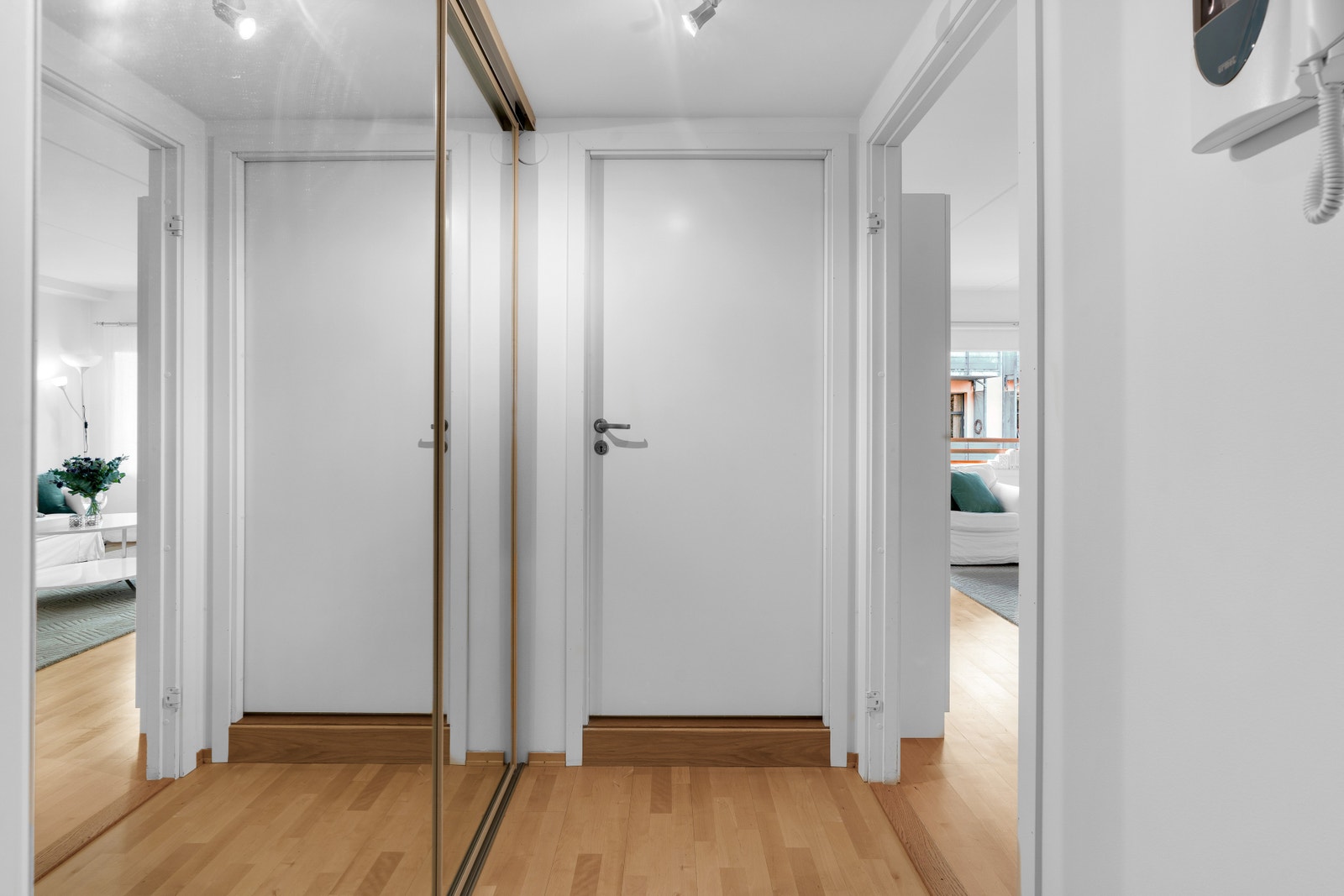 Gang med stor speilgarderobe Galleribilde