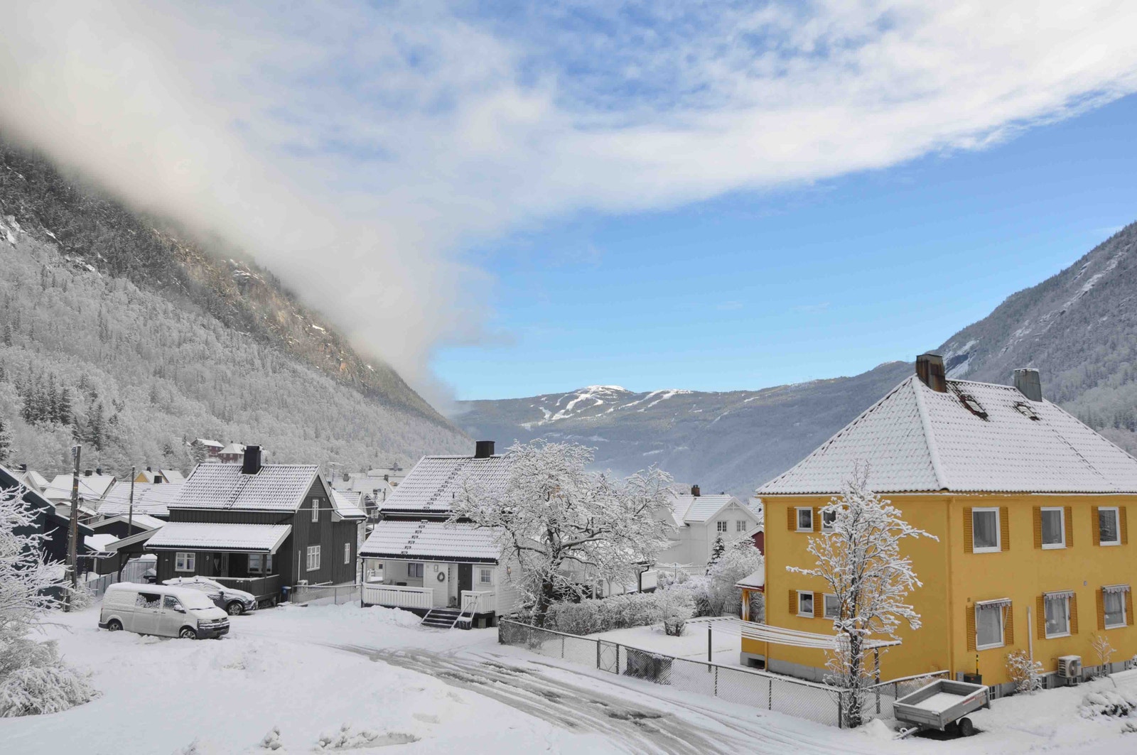 Flott läge med utsikt mot syd og skibackerne och nära till buss och matbutik. Galleribilde