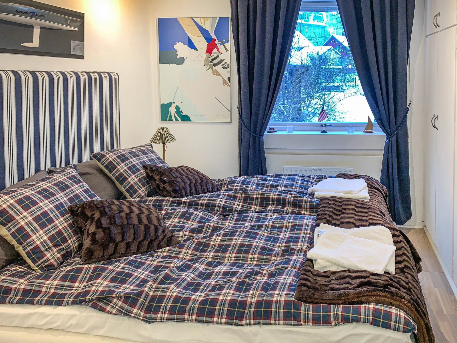 Soverom 1: 180 cm senger med store garderober og utsikt over den store hagen Galleribilde