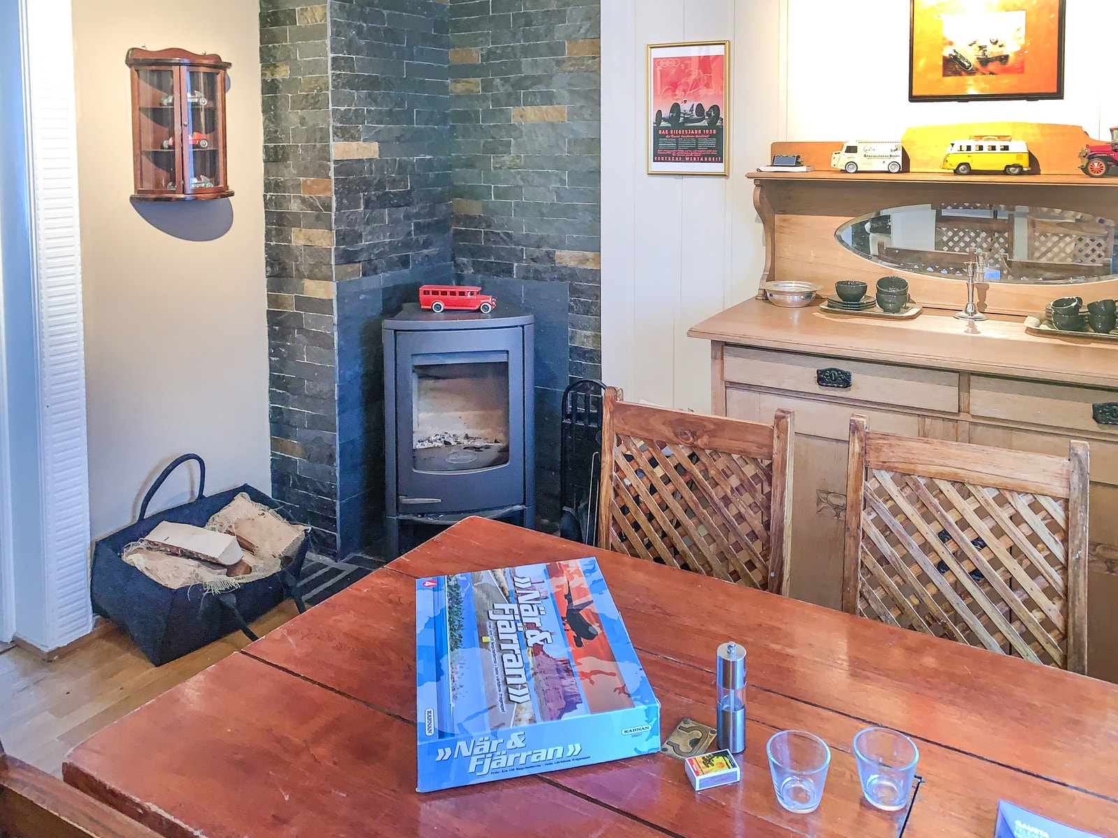 Stort matbord og Peis med tv o stereo utsikt mot Hagen og up til Møsvann Galleribilde