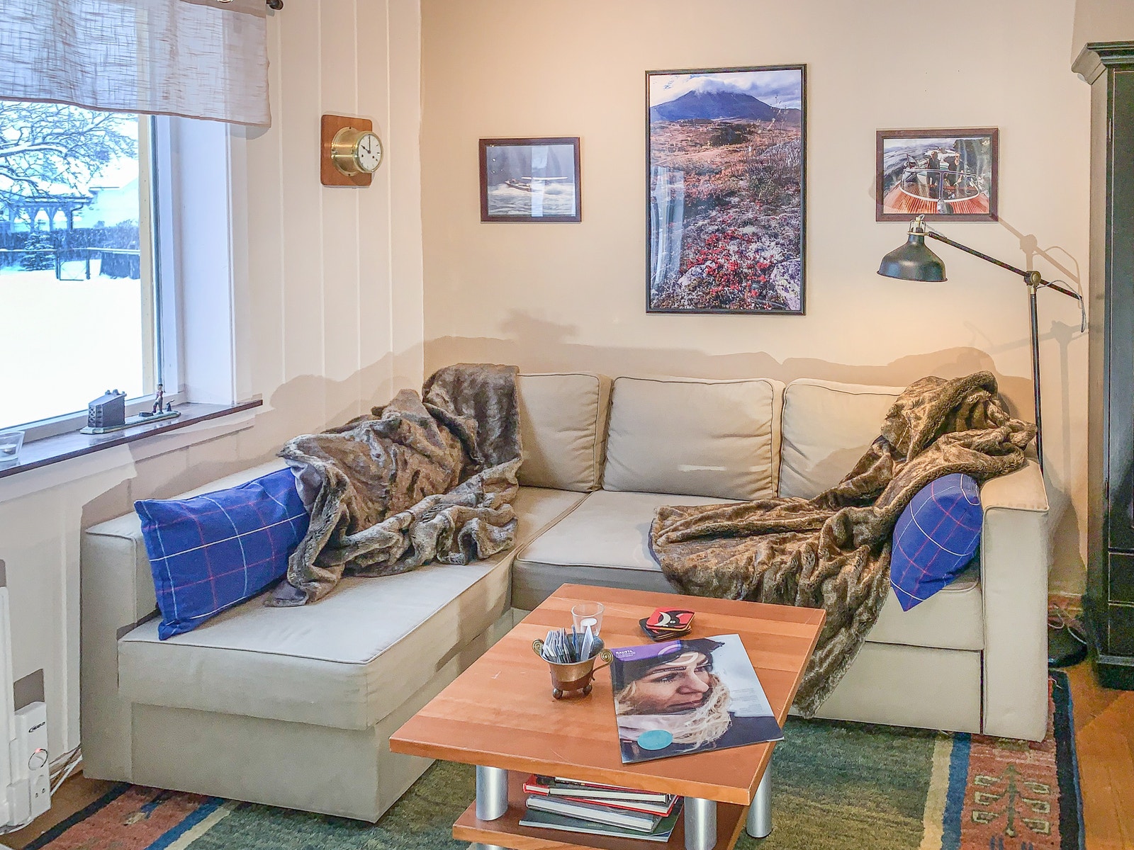 Stue med peis og sovesofa 140 cm og utsikt op till Gausta Skisenter Galleribilde