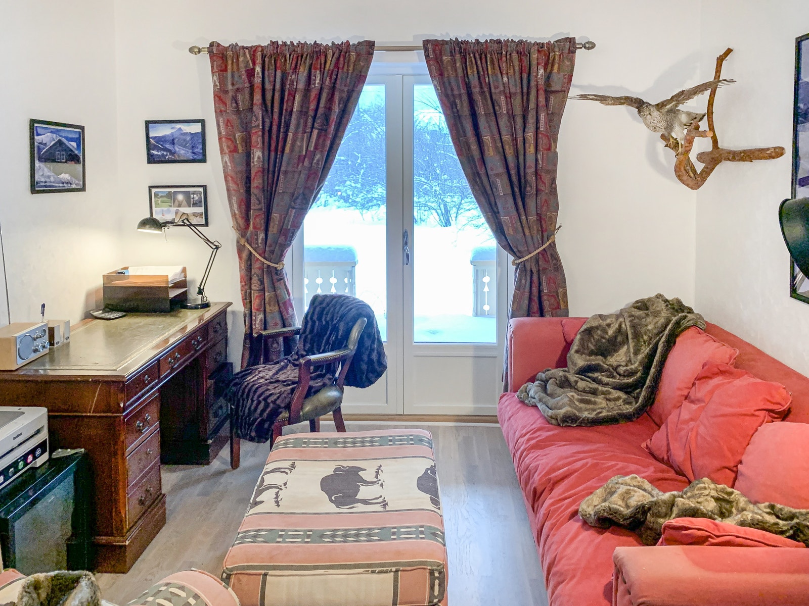 Kontor med sovesofa 140 x 200 cm og utgang till hagen og grillplass. Dette rom kan fås vid extra gäster mot ersättning. Galleribilde