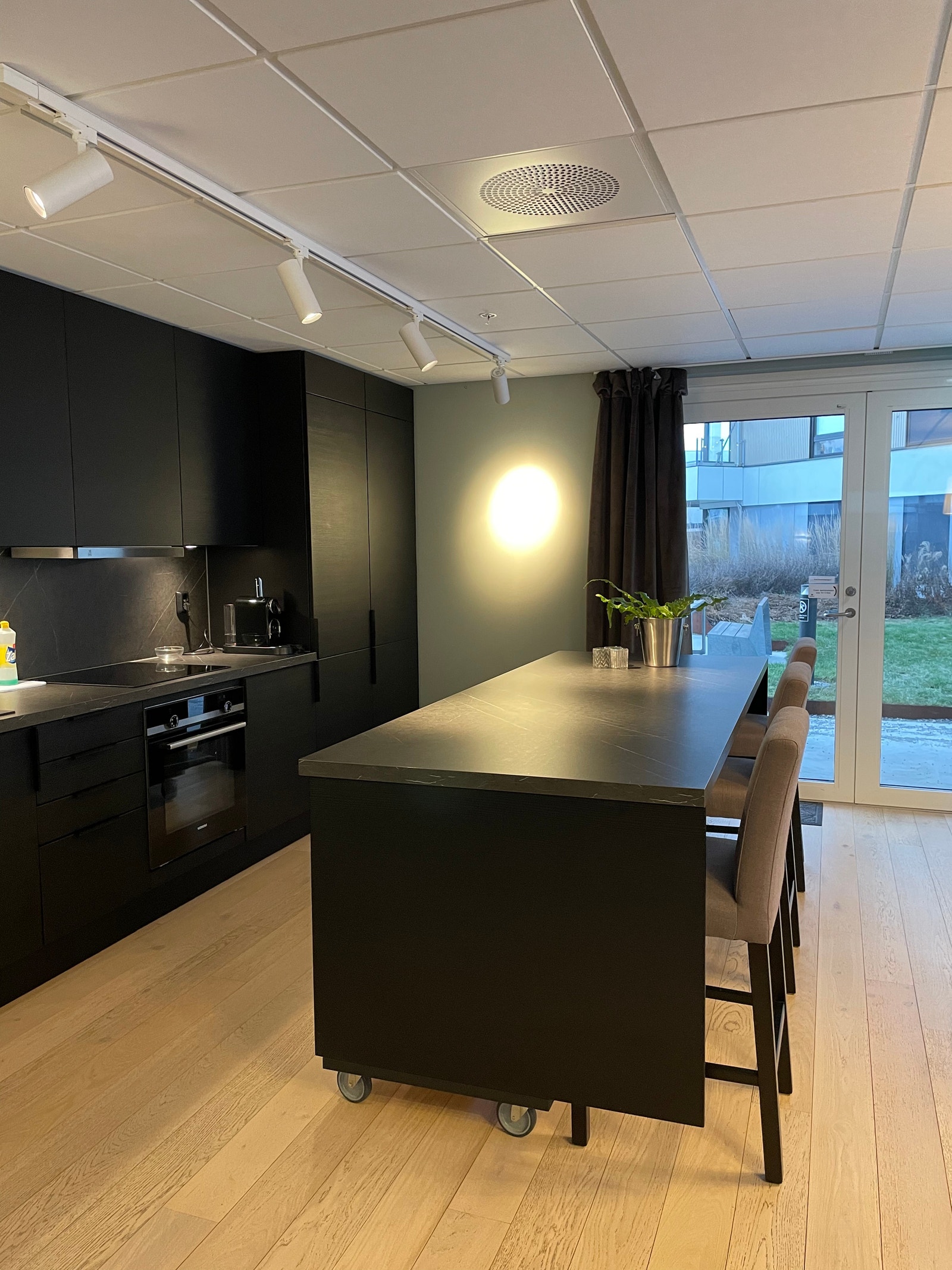 Selskapslounge med kjøkken og spiseplass Galleribilde