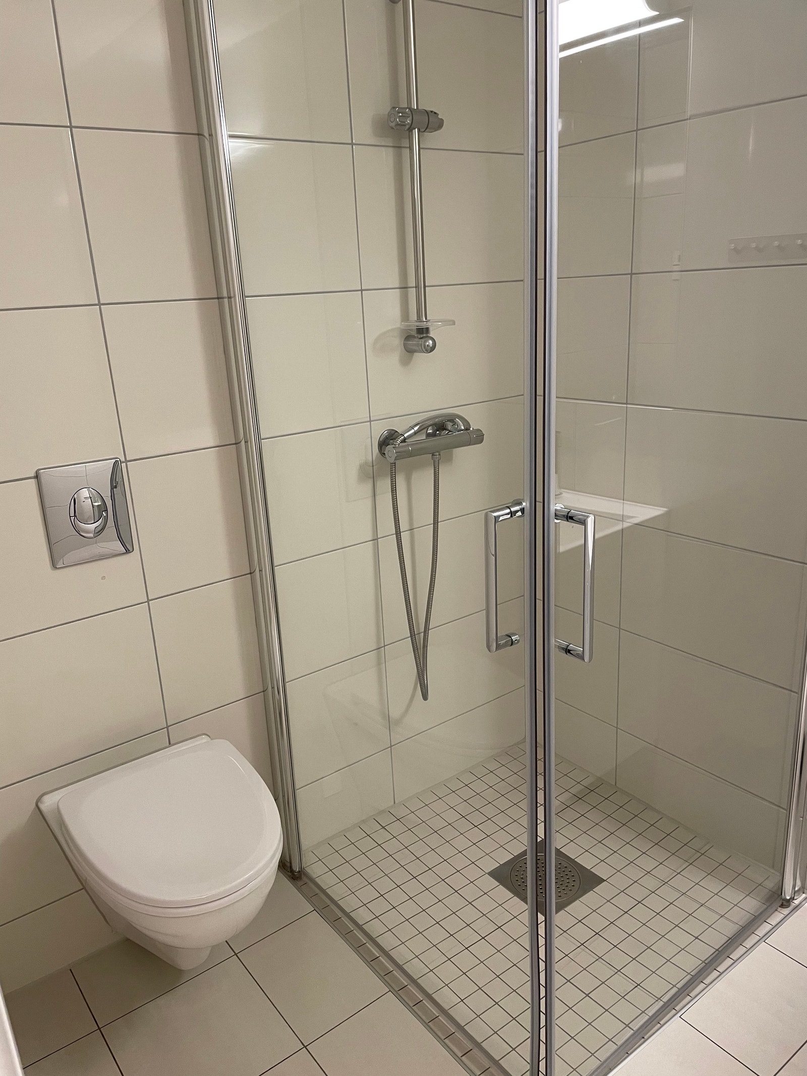 Bad med wc og stort dusjhjørnet Galleribilde