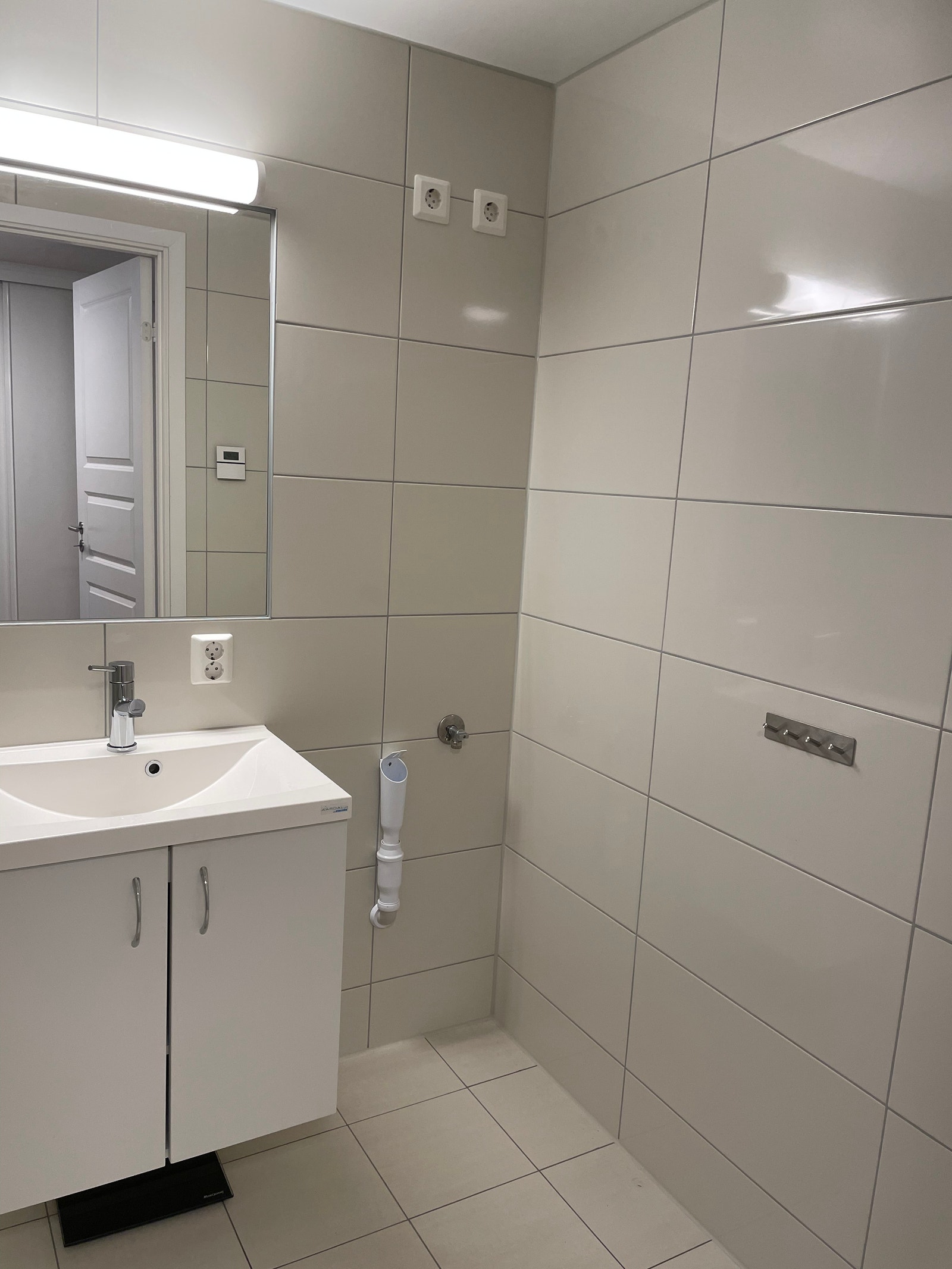 Bad med plass til vaskemaskin og tørketrommel Galleribilde
