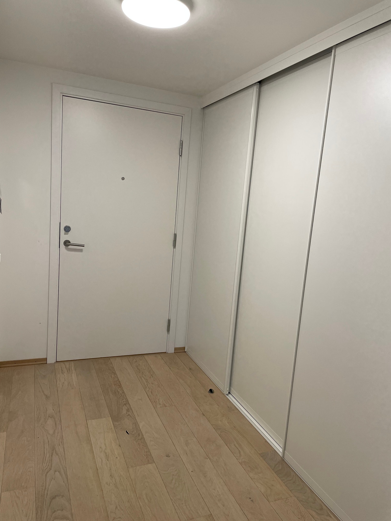 Inngang med god plass til lagring Galleribilde