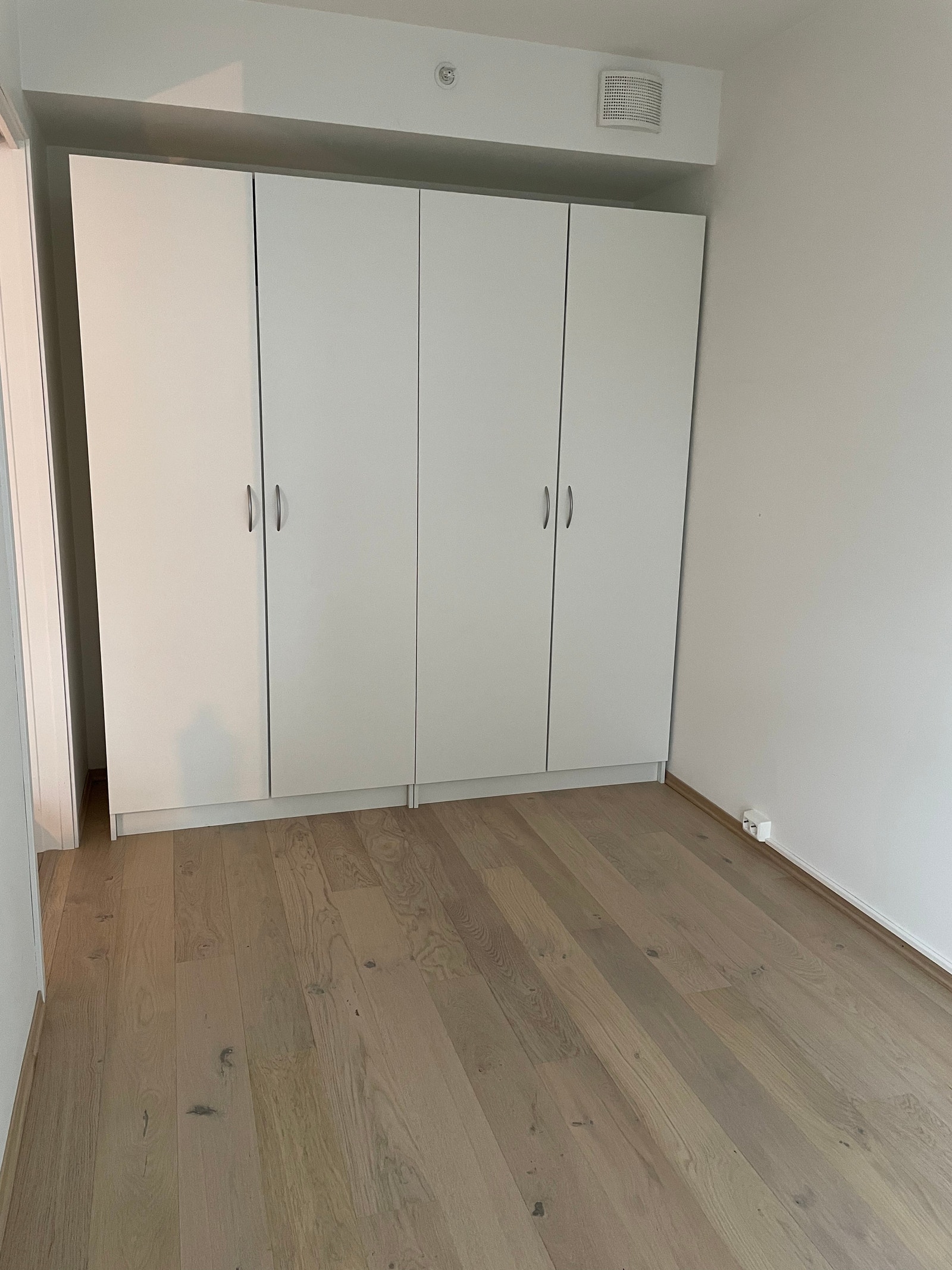 Soverom med dobbel garderobeskap Galleribilde