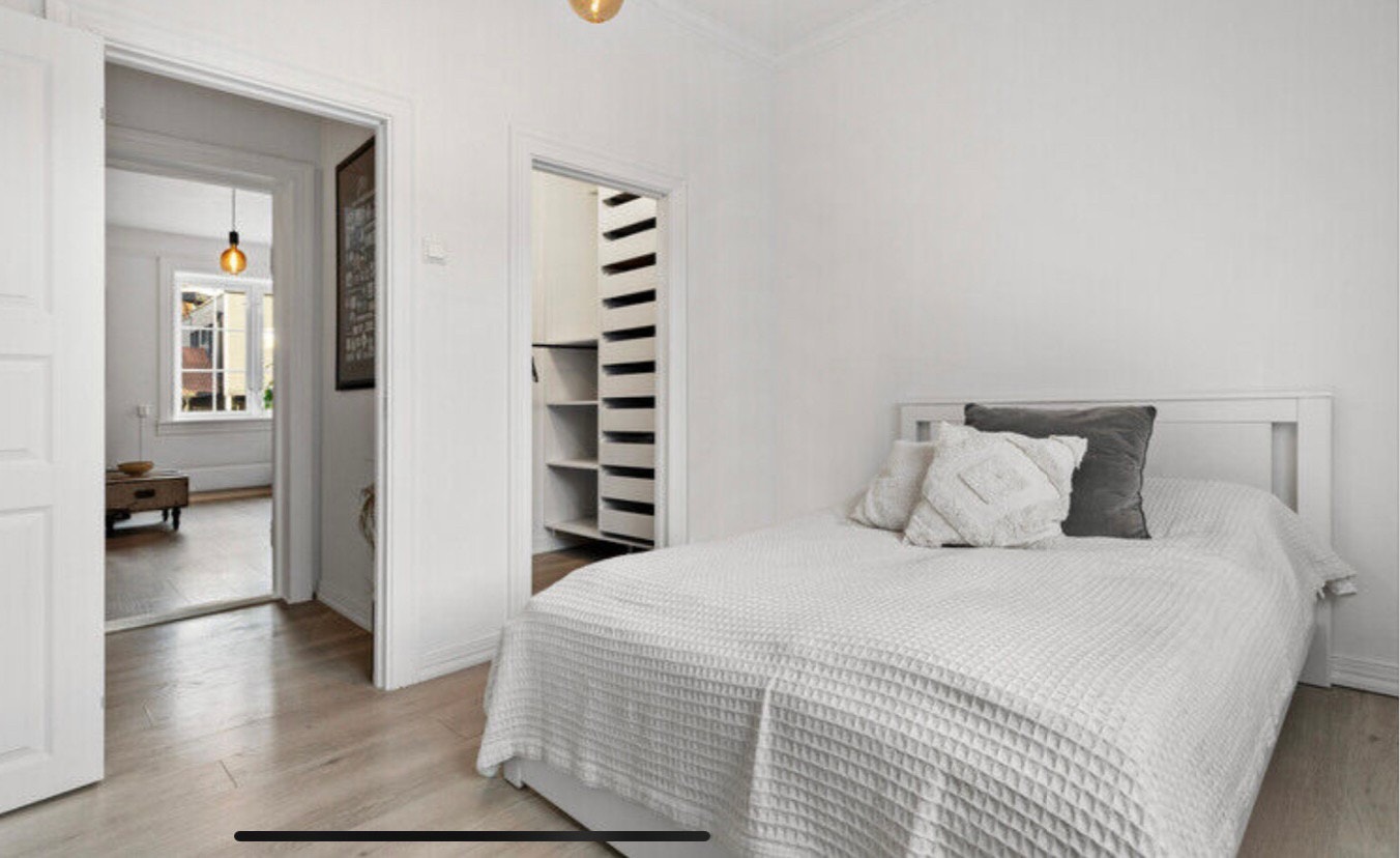 Romslig soverom ut mot bakgård Galleribilde