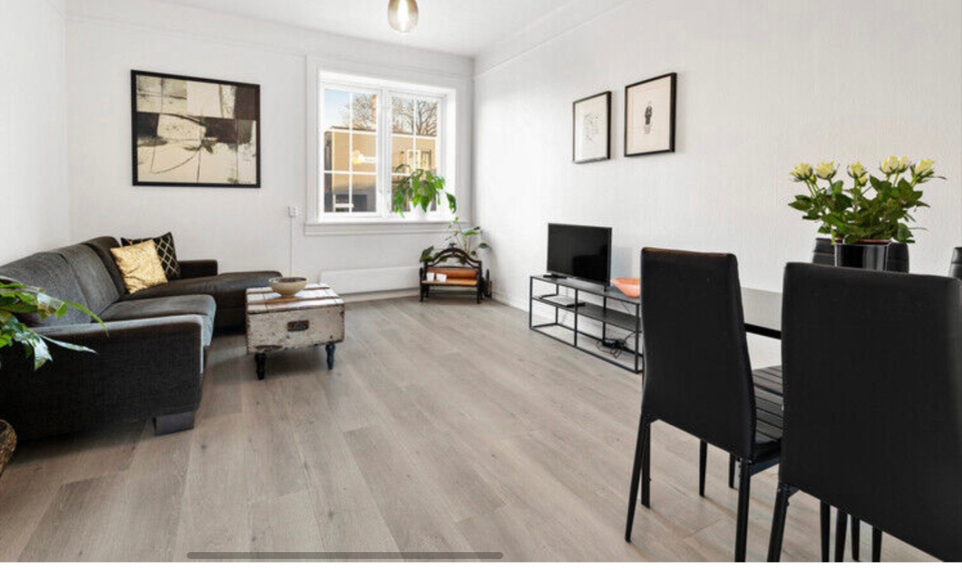 Stue med vindu ut mot Kyrre Grepps gate Galleribilde