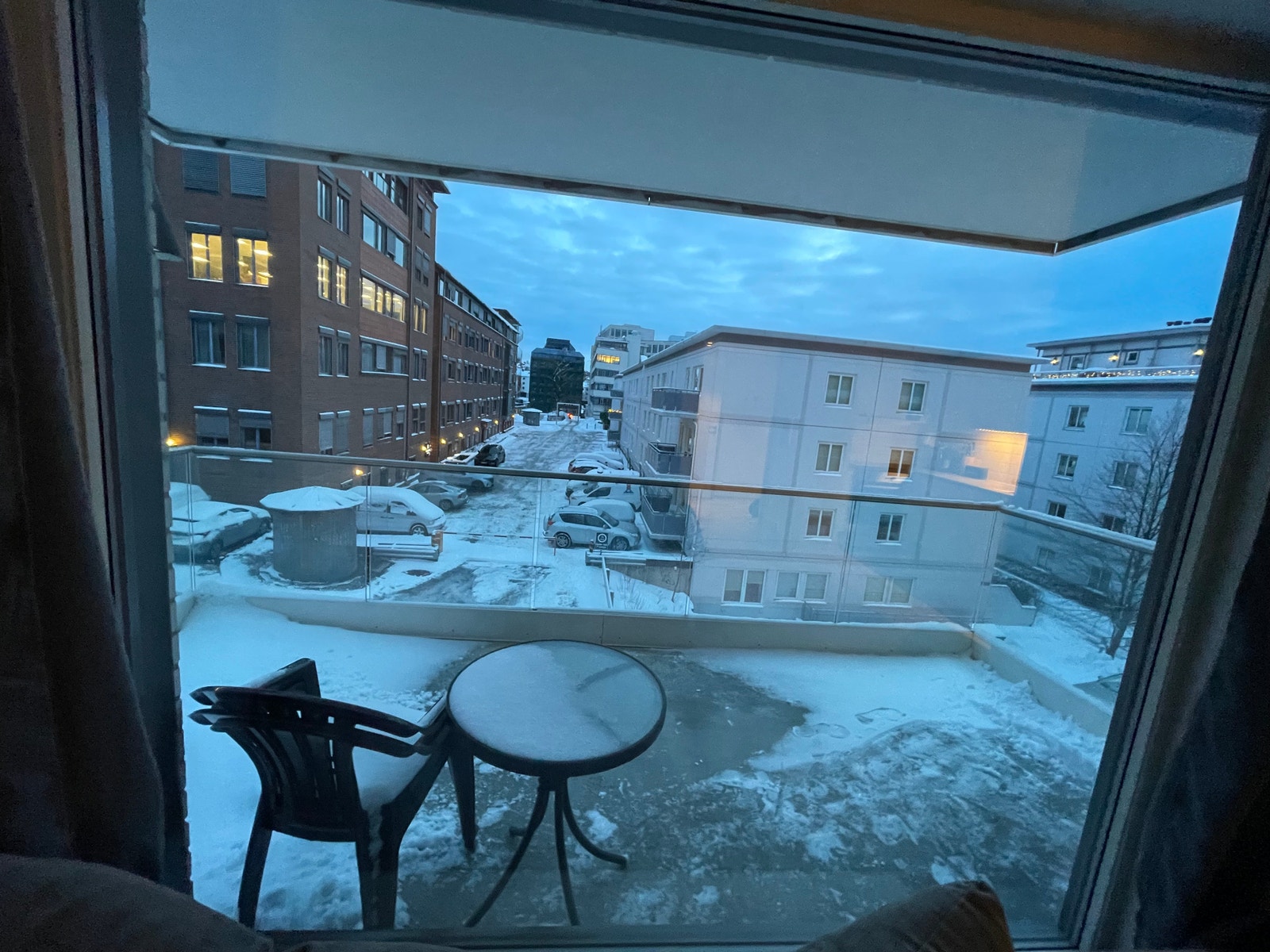 Utsikt fra balkong, mest sør-øst vendt, på høyre side er det vest-vendt Galleribilde