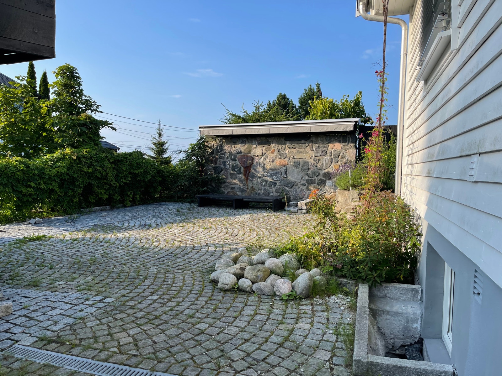 Skjermet uteområde med sen kveldssol. Galleribilde