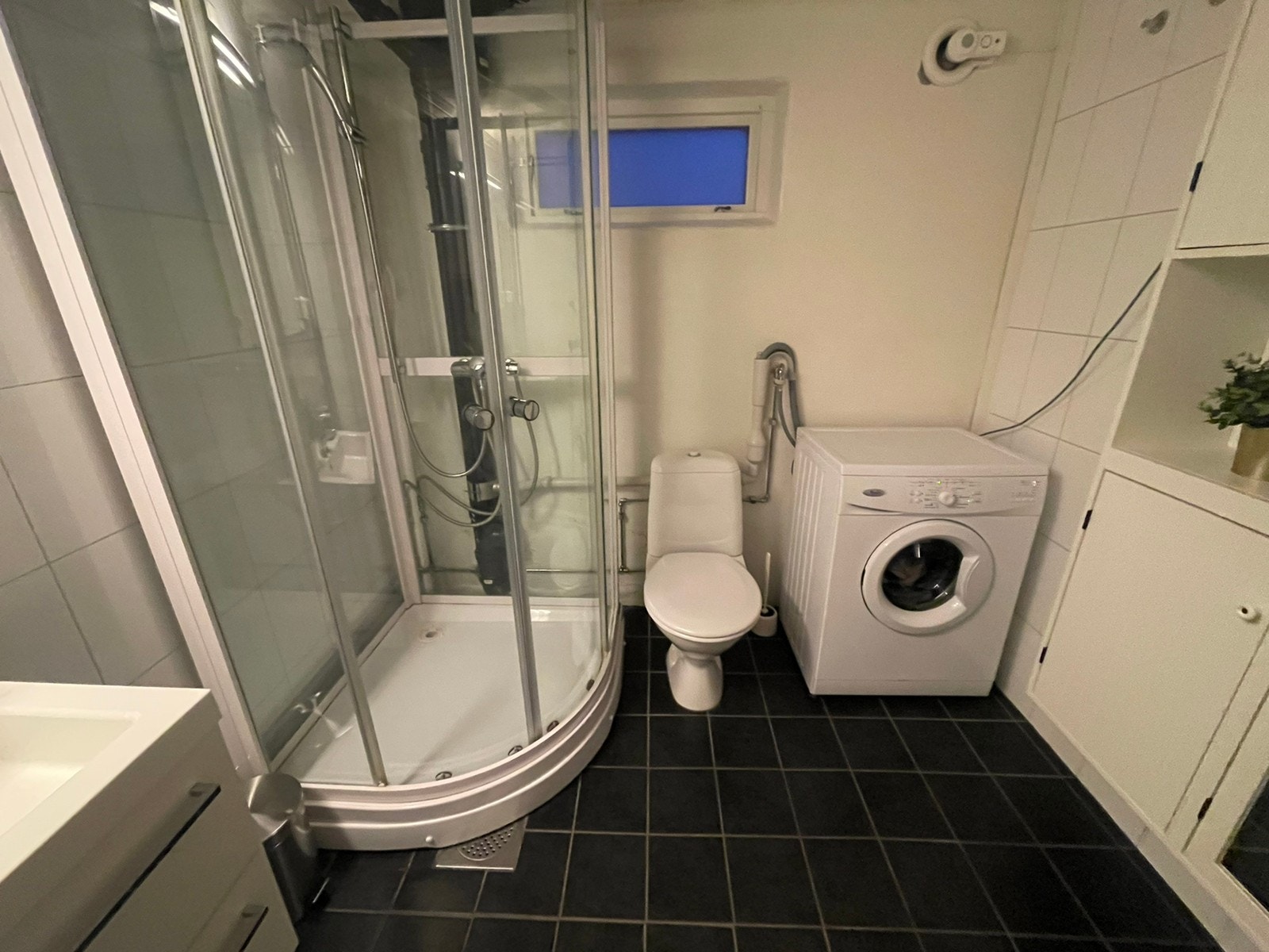 Vaskemaskinen er flyttet i badet nå Galleribilde