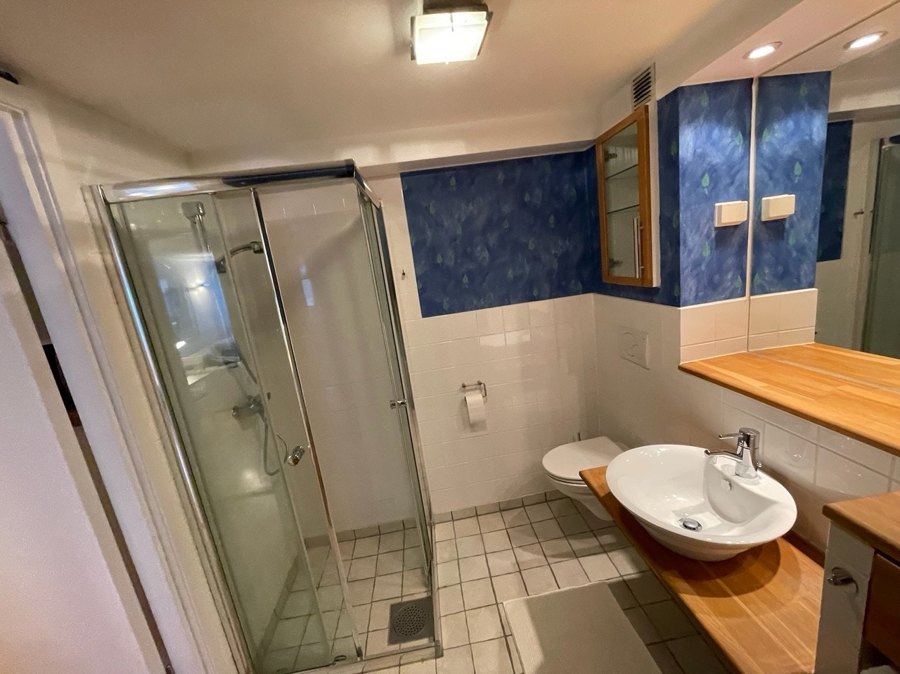 Bad med dusjkabinett Galleribilde