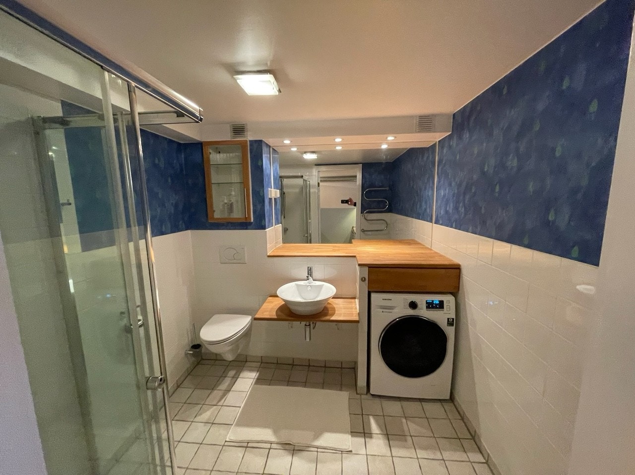 Bad med vask/tørk-maskin Galleribilde