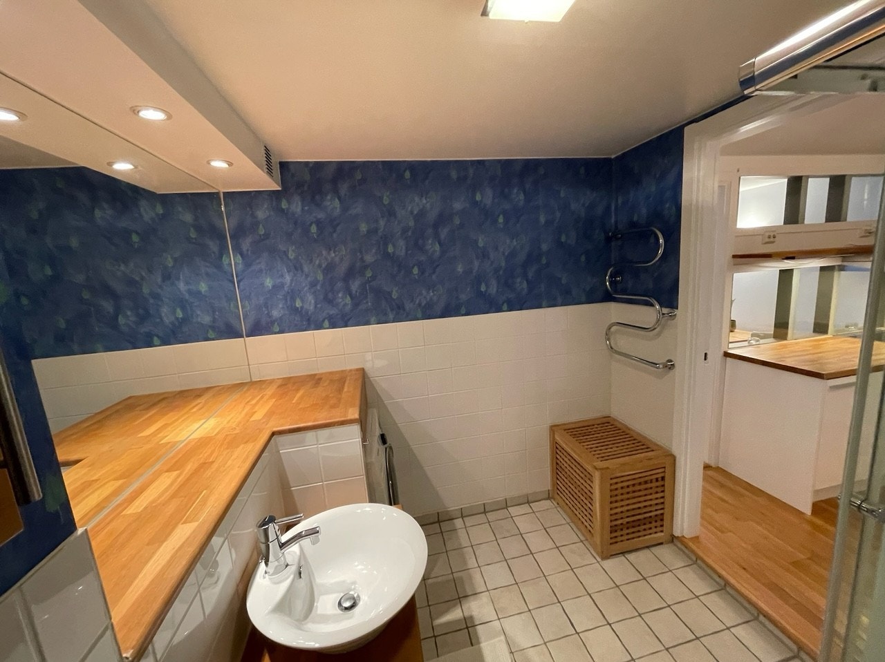 Bad med elektrisk tørkestativ for håndklær Galleribilde