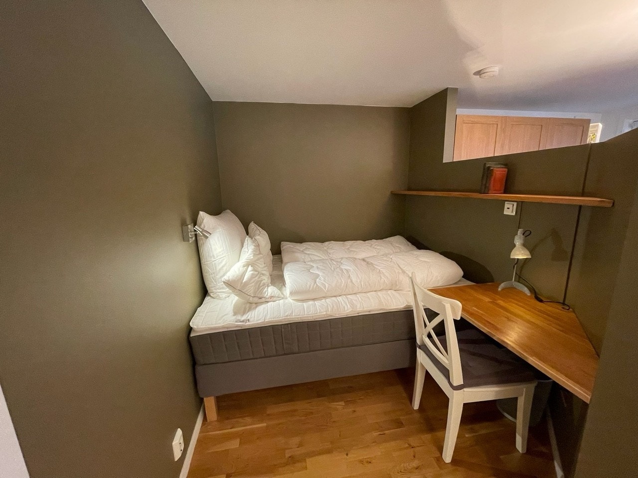 Sovealkove med skriveplass Galleribilde