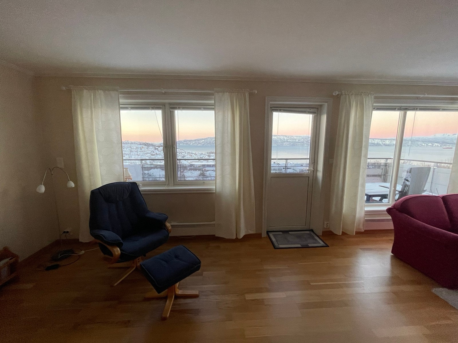 Stue med utgang til veranda Galleribilde