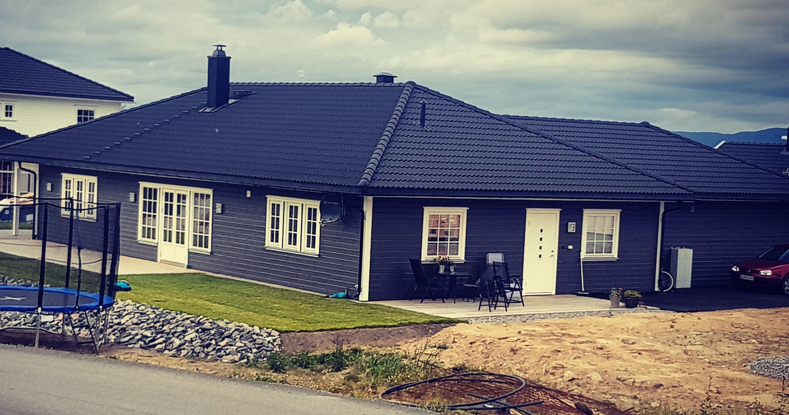 Egen platting ved inngang og asfaltert parkering Galleribilde