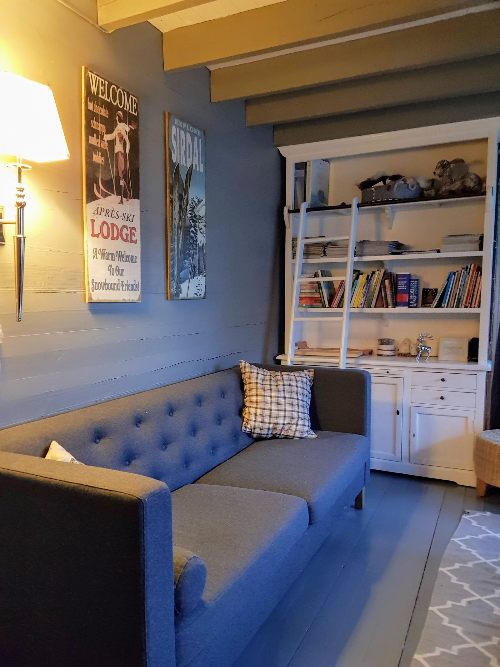 mange kort/bordspill å velge fra i finstua Galleribilde