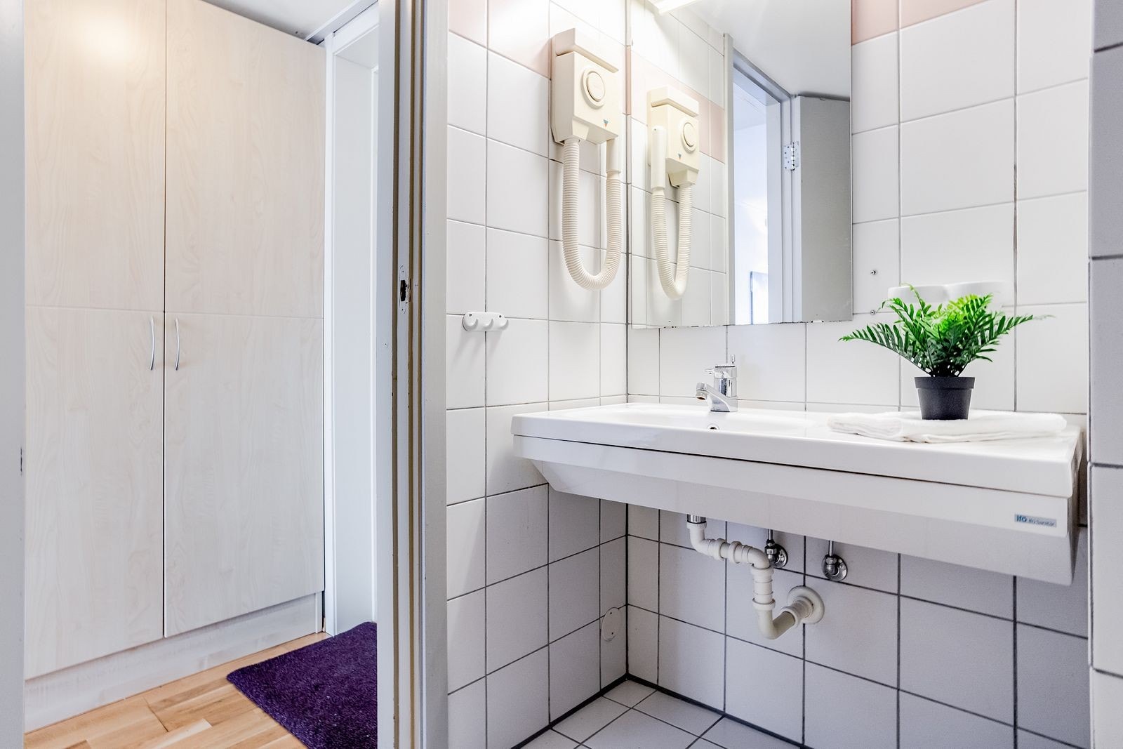 Badet er flislagt og stilrent med det man trenger. Galleribilde