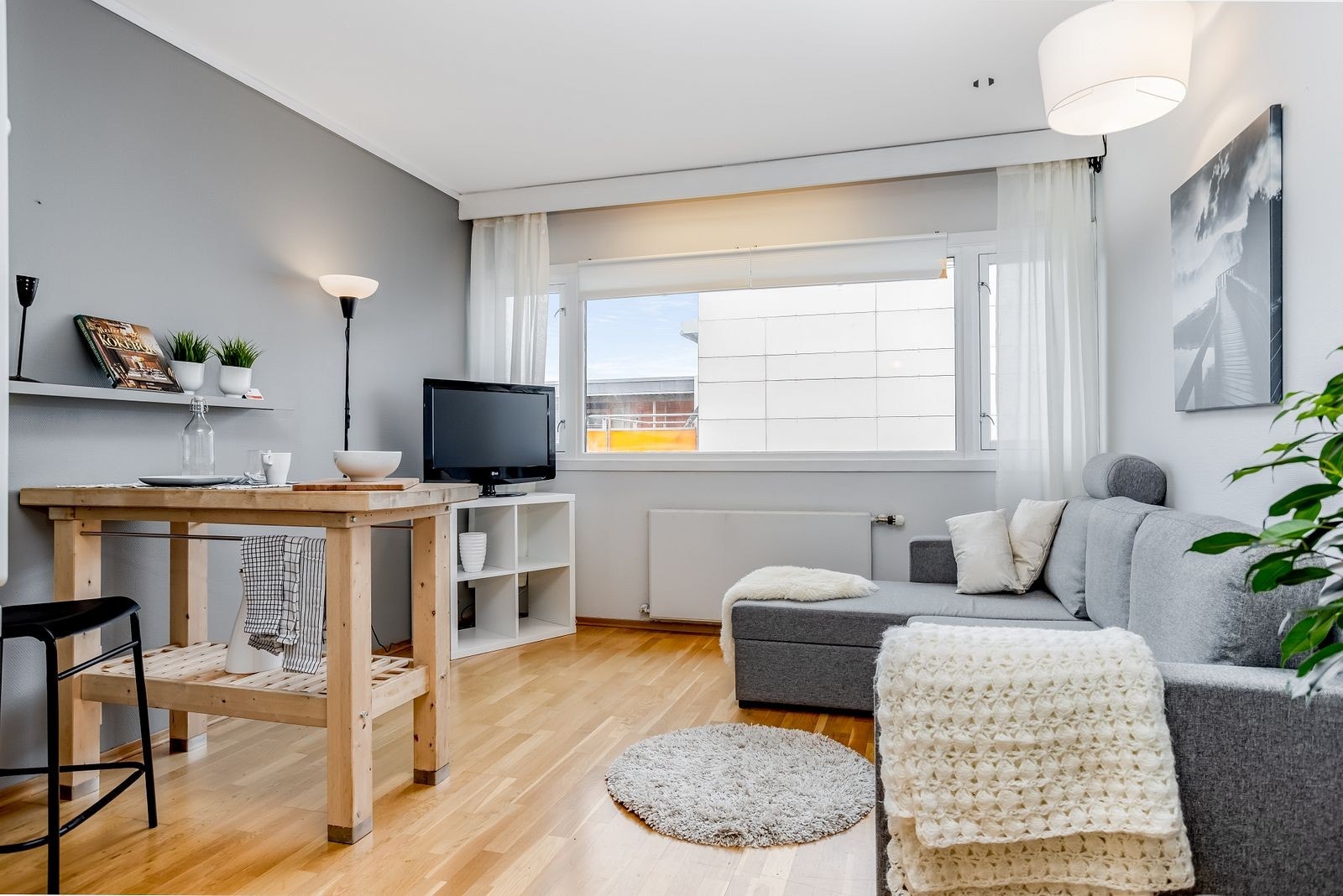 Moderne og stilren leilighet veldig sentralt på Moholt med ca 3 minutt gange til Bussholdeplass med avganger vert 5-10 minutt og med reisetid på ca 10 min til sentrum. Galleribilde