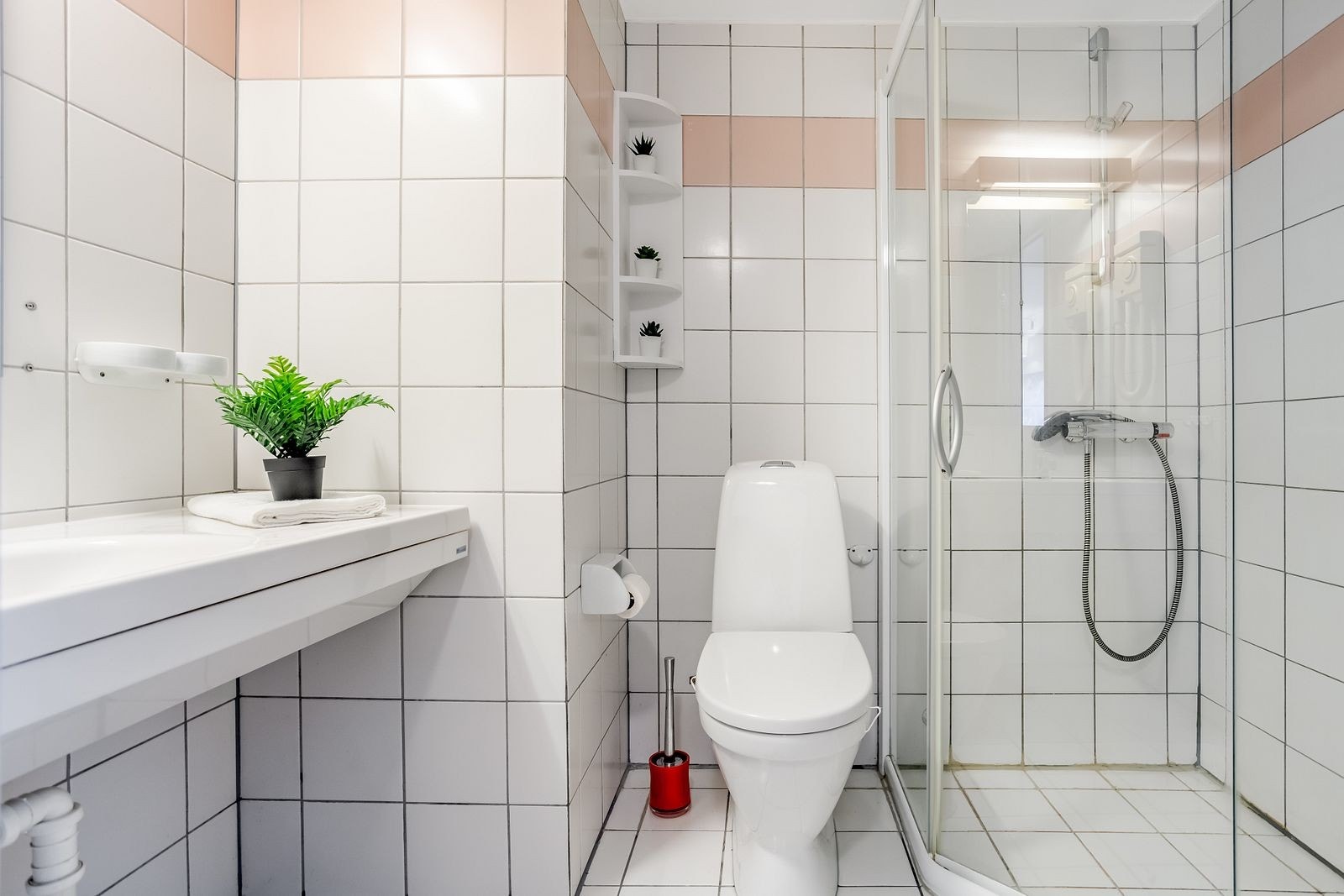 Badet har et romslig dusjhjørne Galleribilde