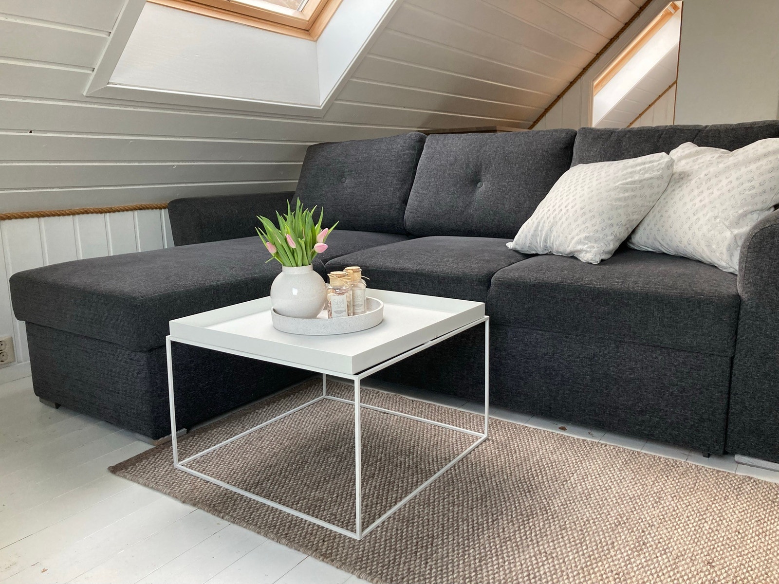 sovesofa i loftstue Galleribilde