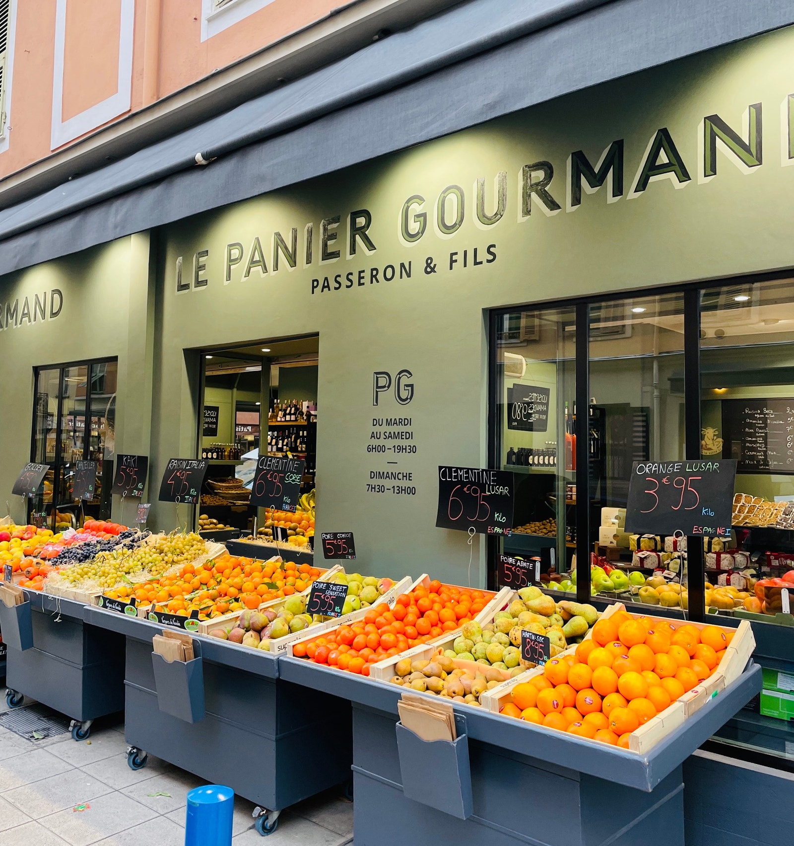 Flotte butikker i nabolaget. Galleribilde