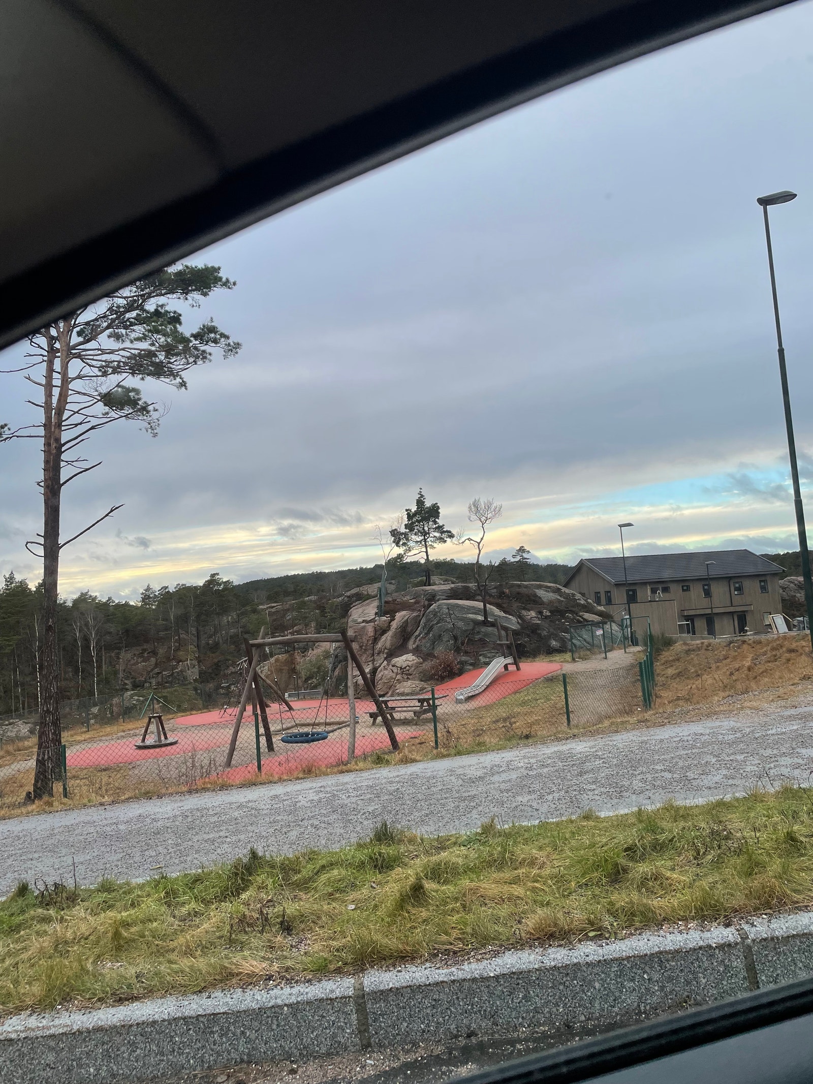 Lekeplass med huset i bakgrunnen. Galleribilde