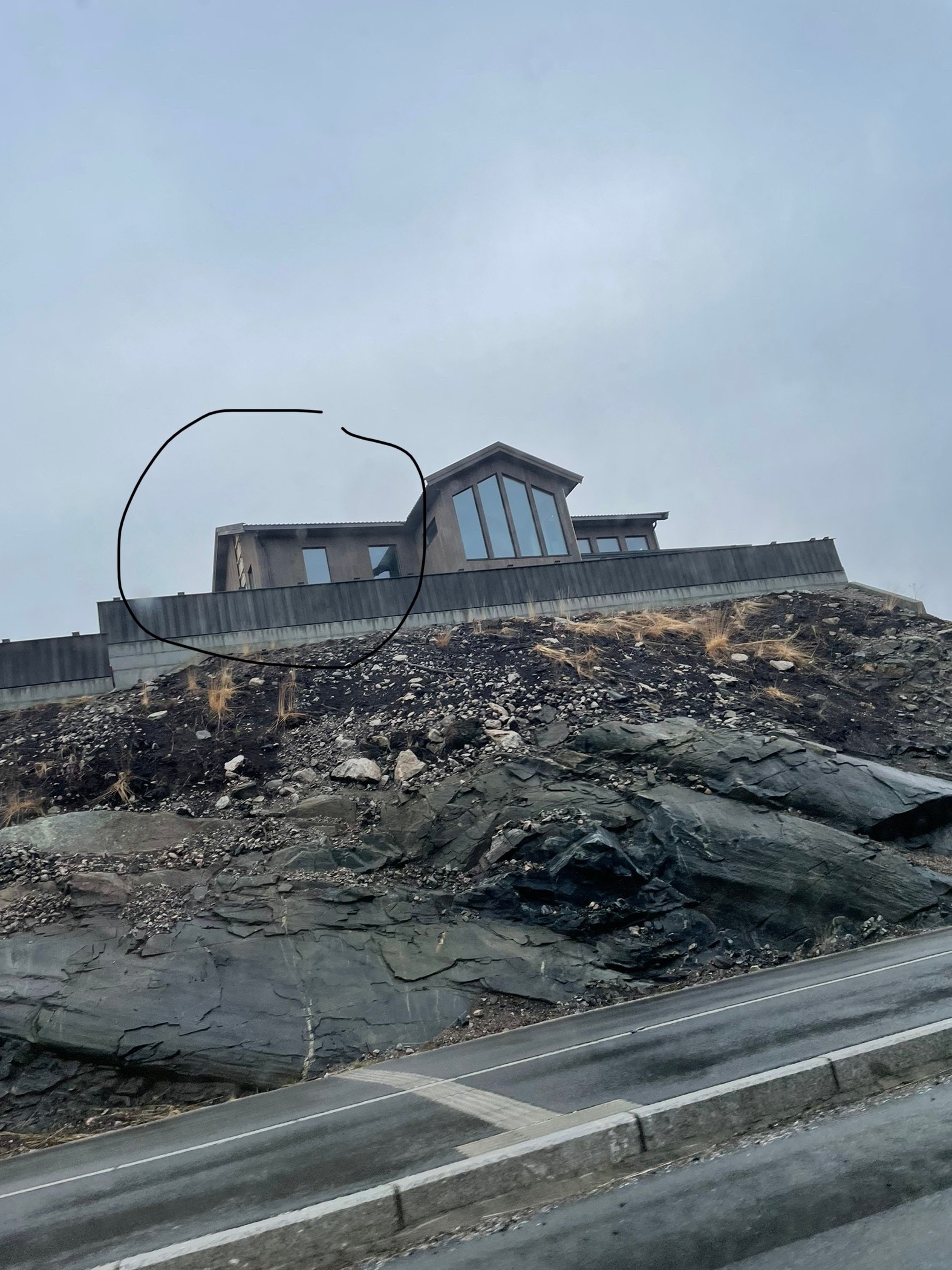 Hybel er ringet rundt. Vinduene er i stue/kjøkken. Galleribilde