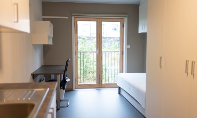 Vestisiden/Monti - Hybel med eget bad. Kjøkken i kollektiv Galleribilde