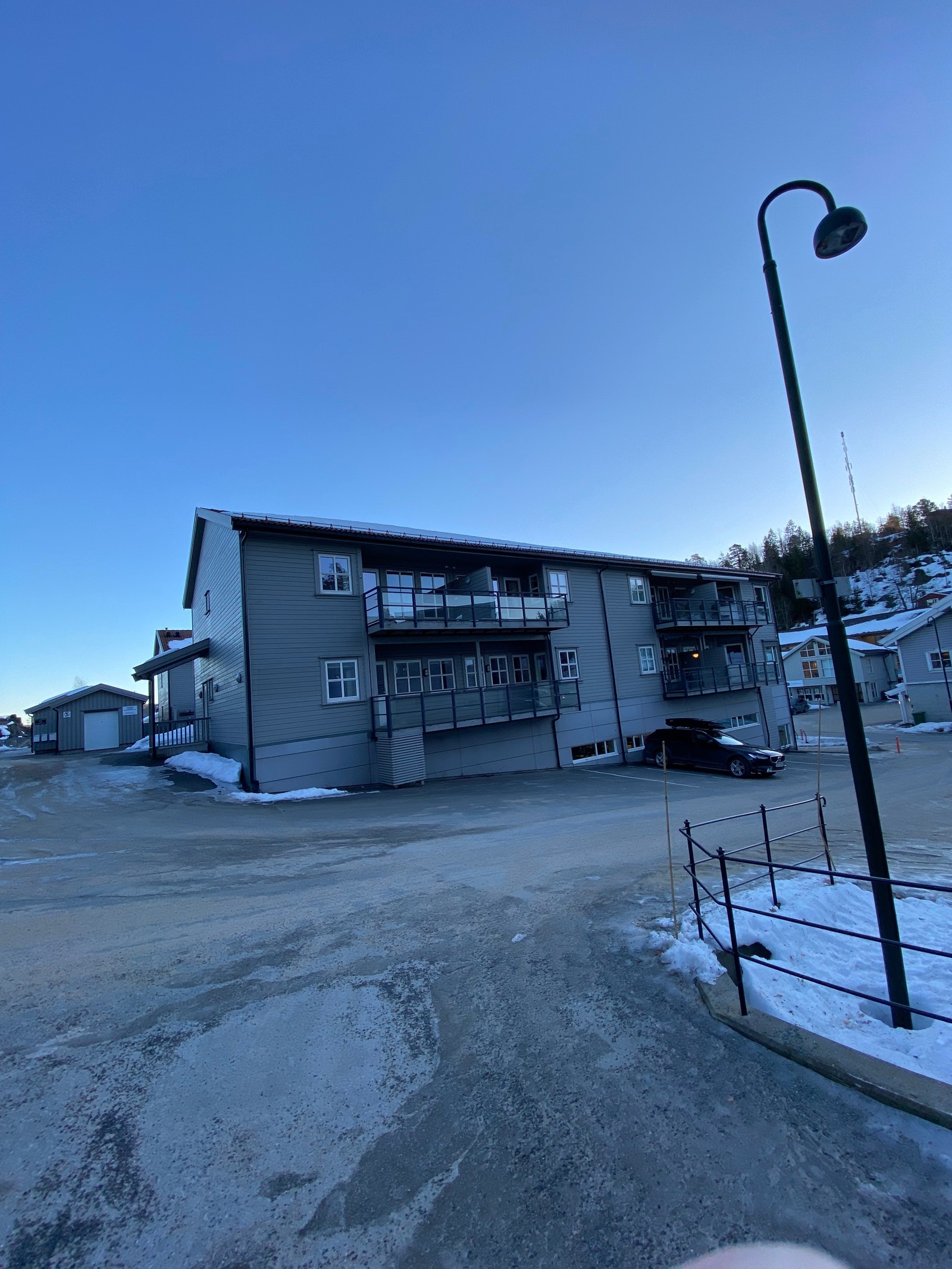 Utenfra, 1 etasje til venstre er lokalene. Galleribilde