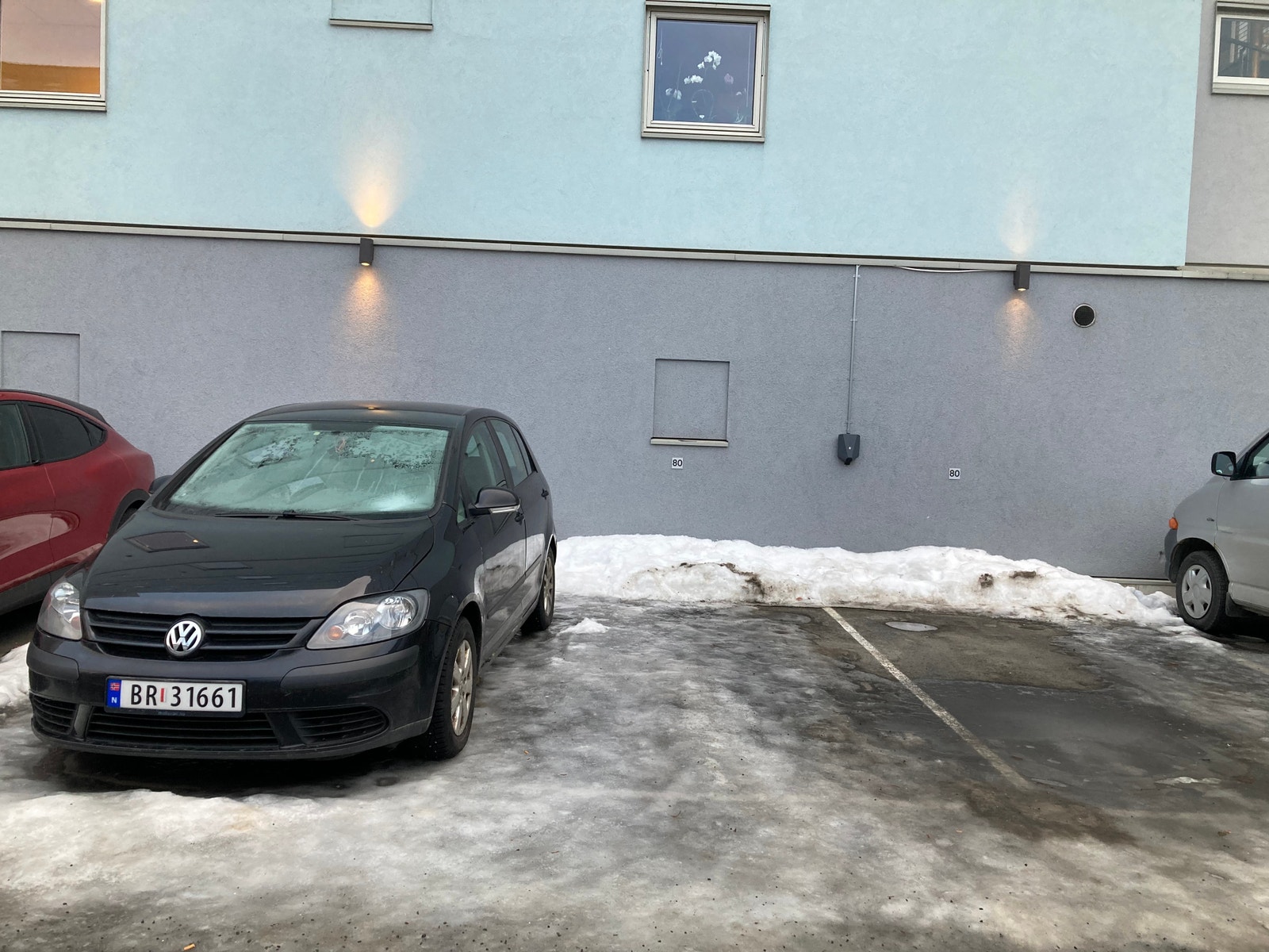 Ute parkeringsplass uten strøm lading ! Galleribilde