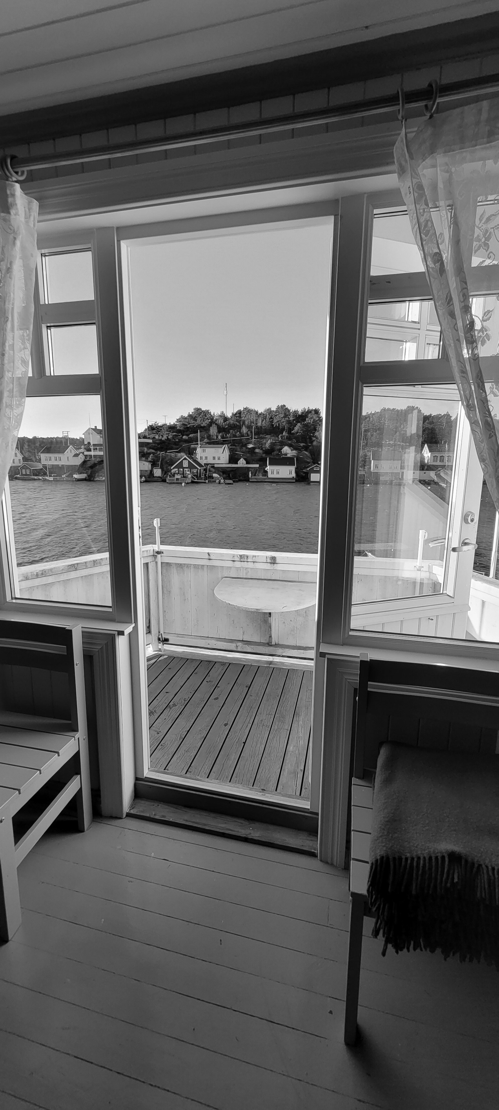 Balkong i 2 etasje med sol og utsikt over sundet Galleribilde