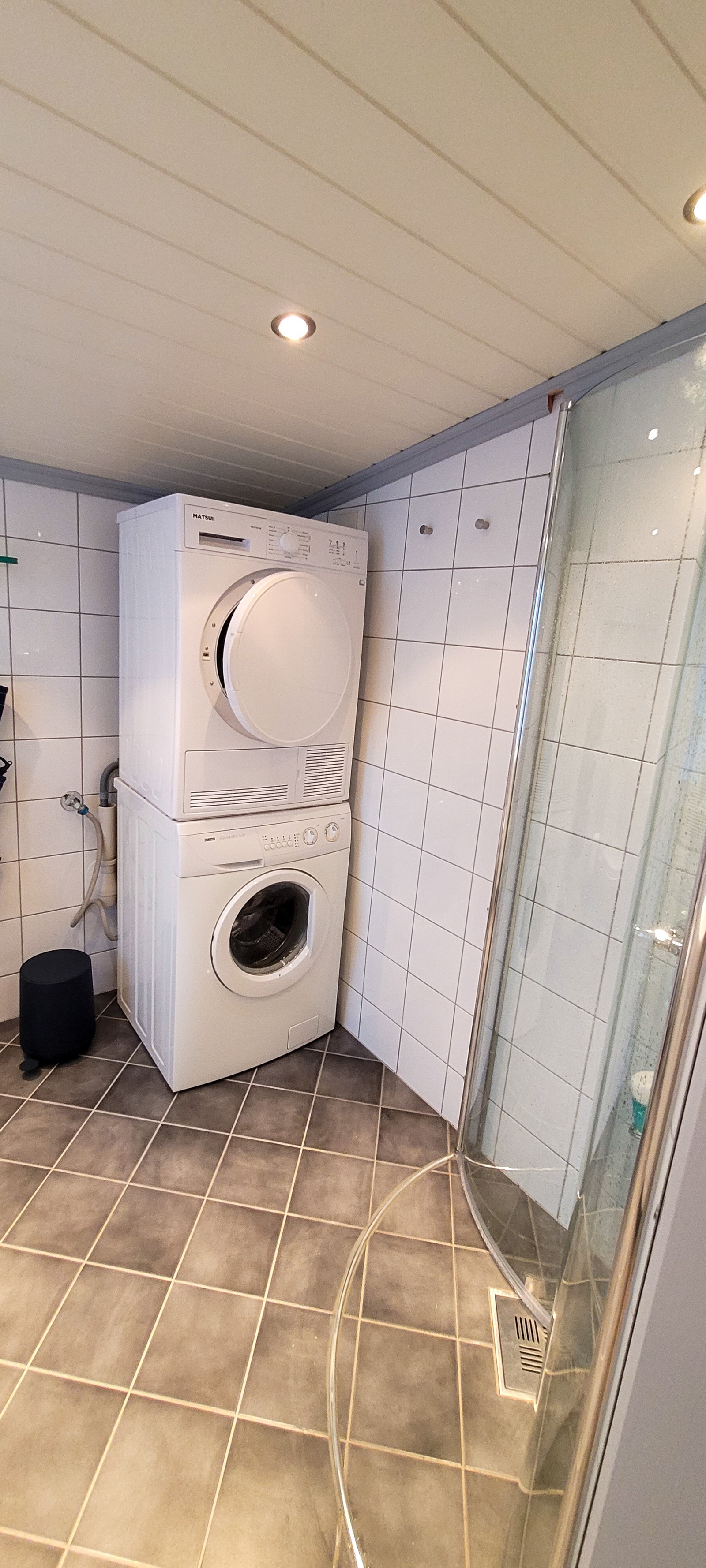 Bad 3 med Vaskemaskin og tørketrommel på bad i 2 etasje Galleribilde