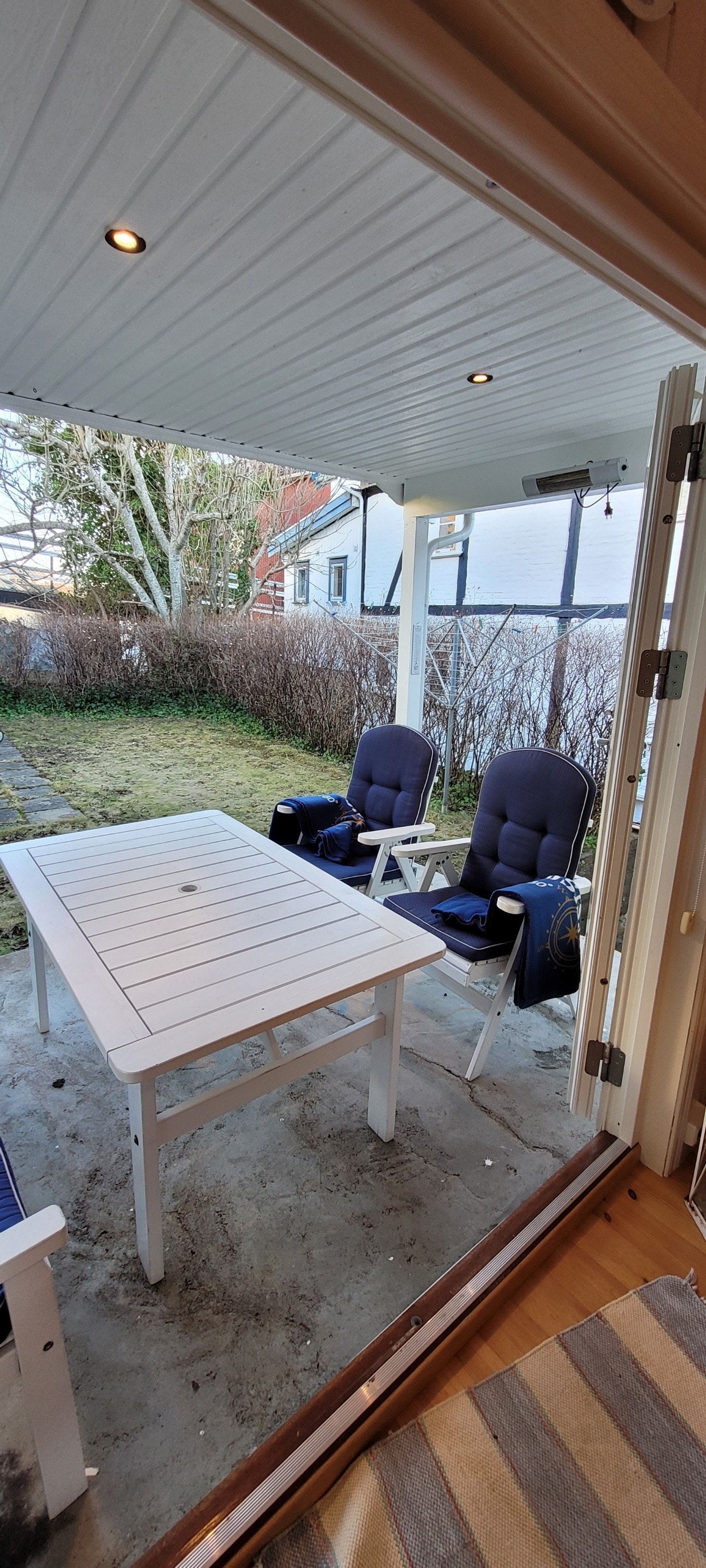 Uteplass under tak med varme og lys Galleribilde