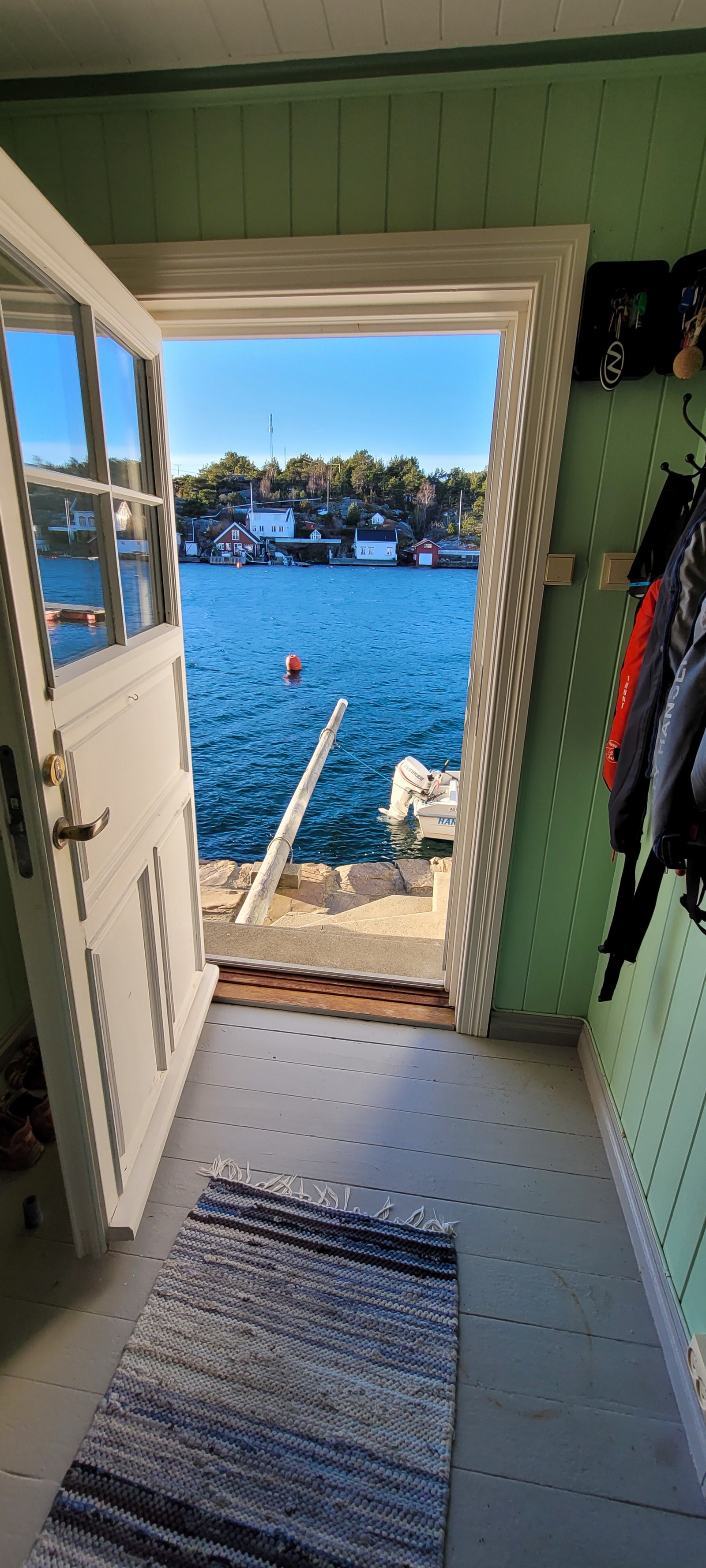 Trapp og brygge rett utenfor døra Galleribilde